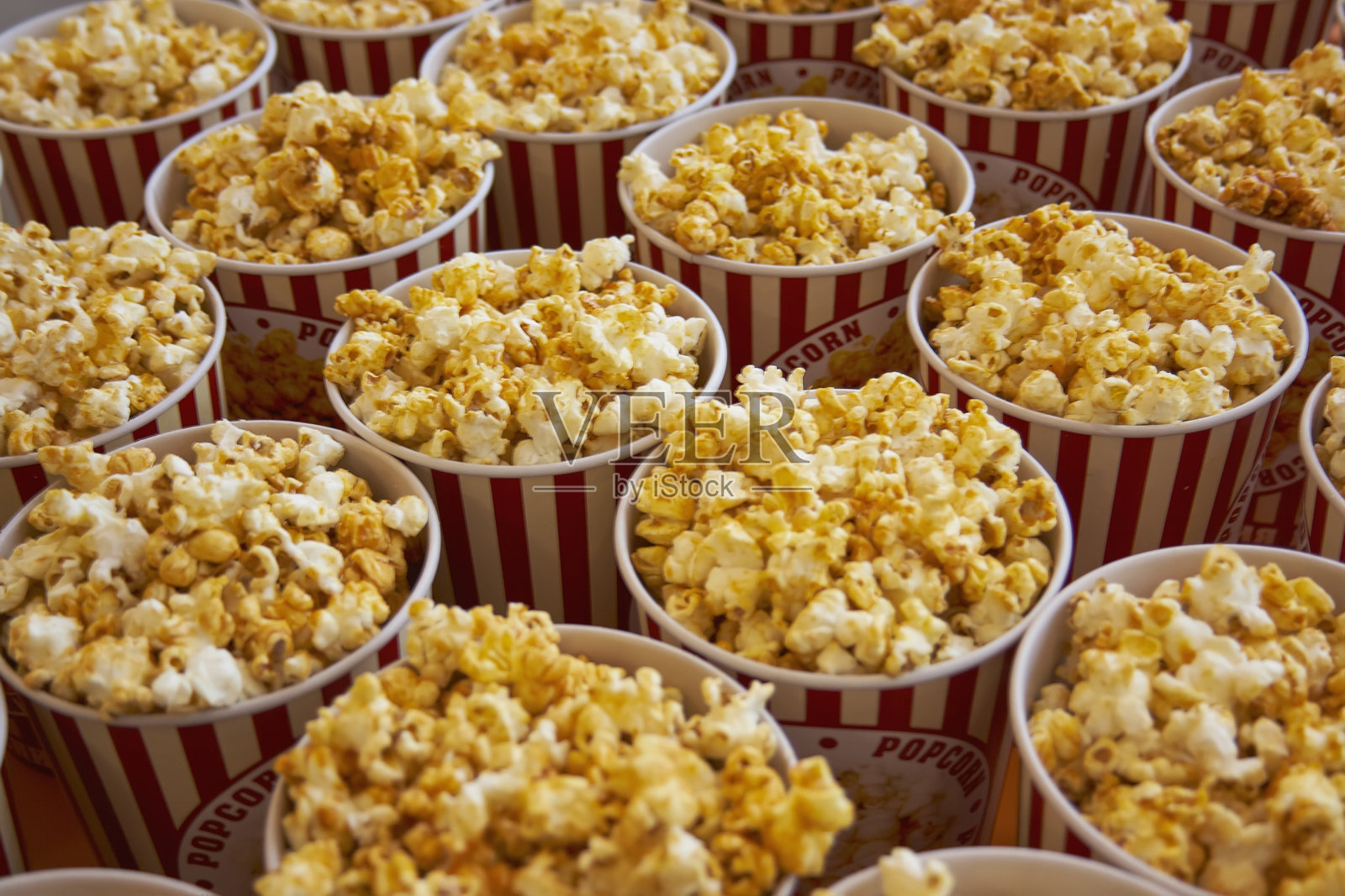 柜台上有许多杯爆米花照片摄影图片