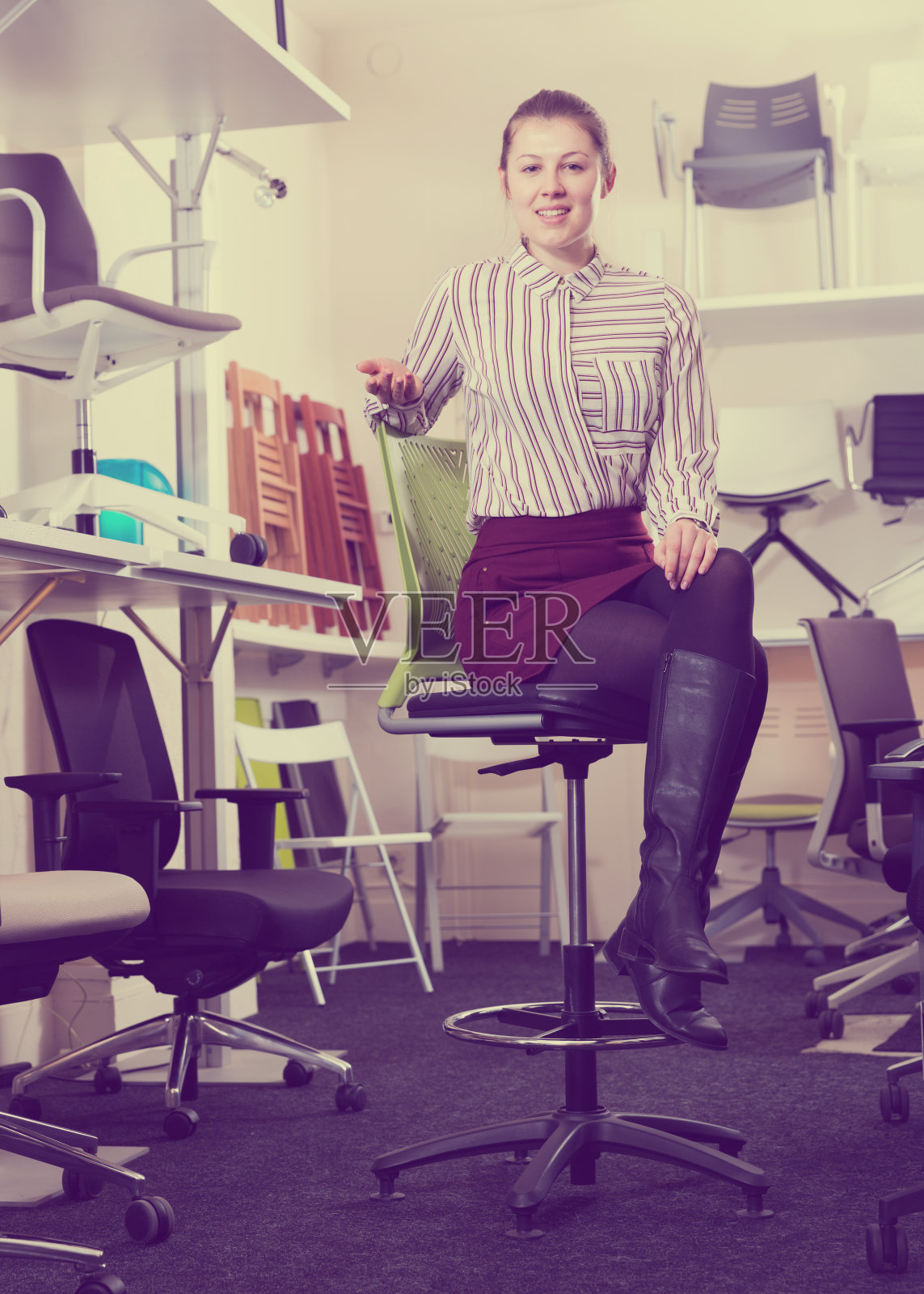 售货员演示吧台凳的便利性照片摄影图片