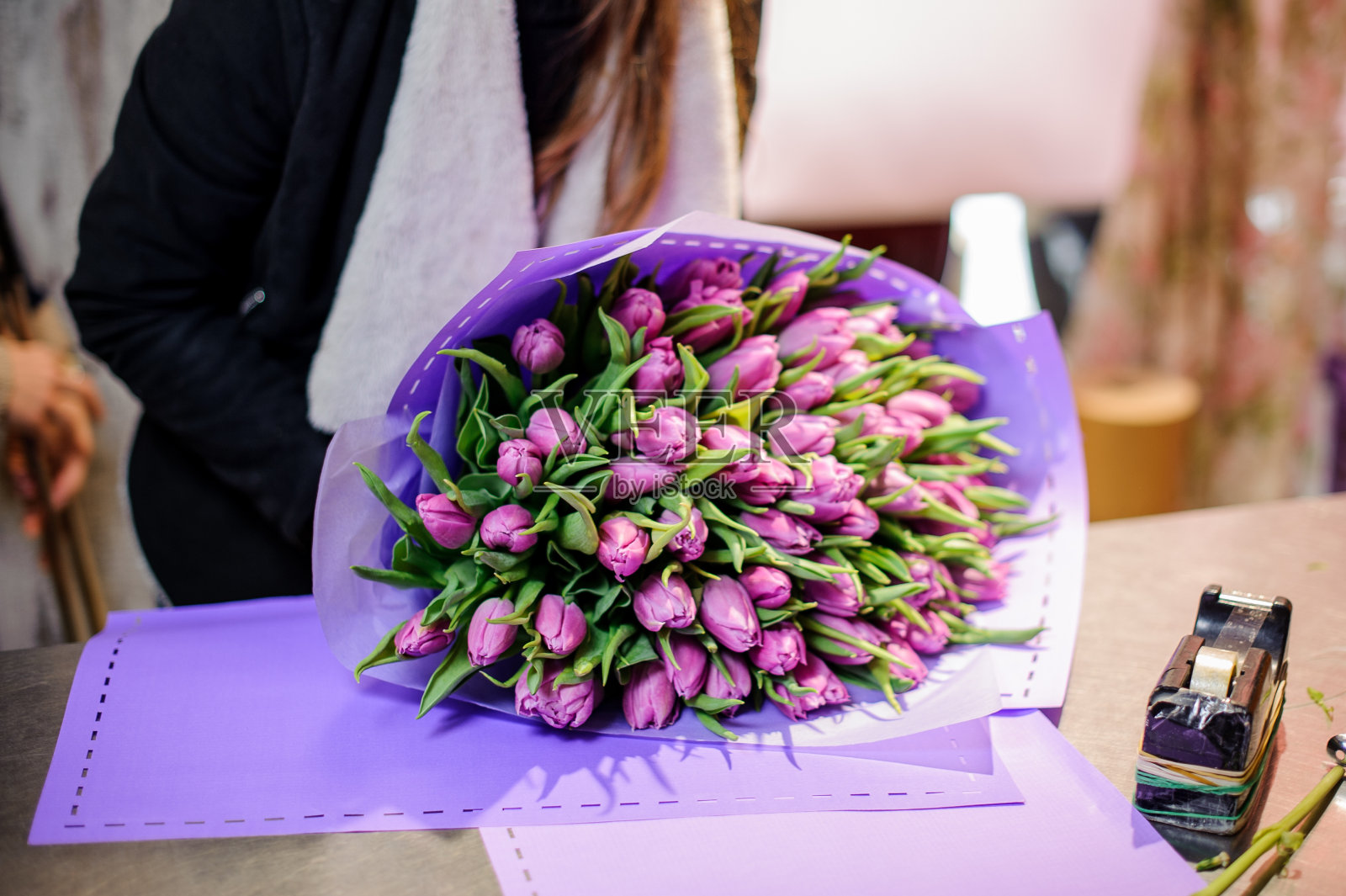 桌子上放着一束美丽的紫罗兰郁金香照片摄影图片