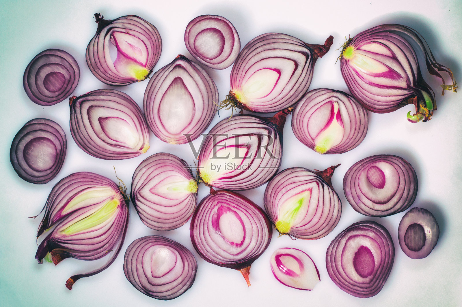 白色背景下切成薄片的红洋葱照片摄影图片