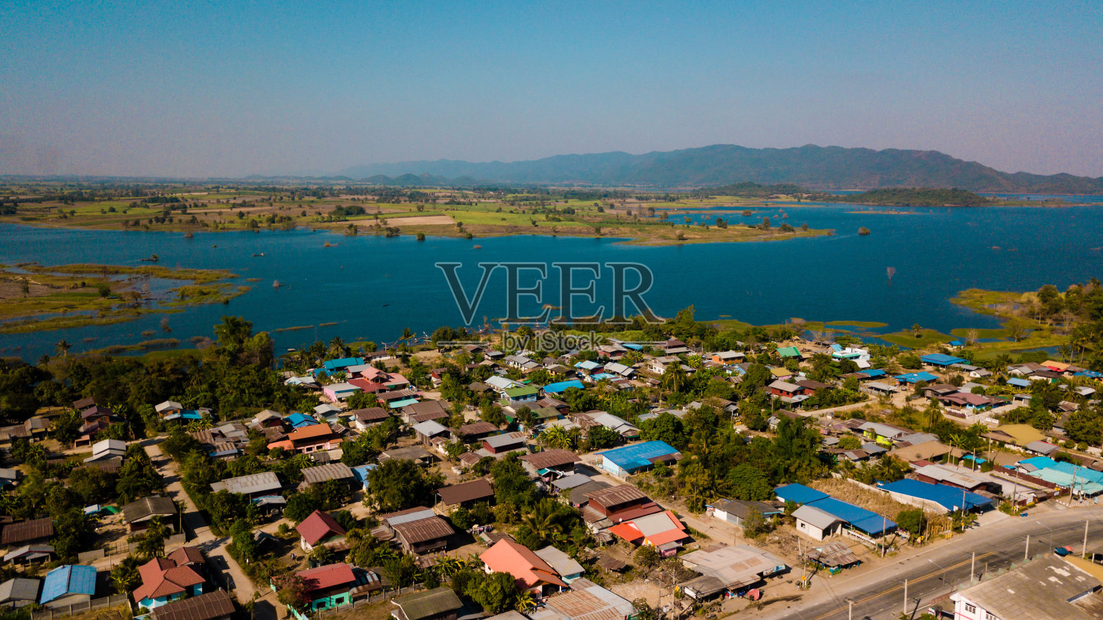 鸟瞰图的乡村村庄与山和湖的背景照片摄影图片