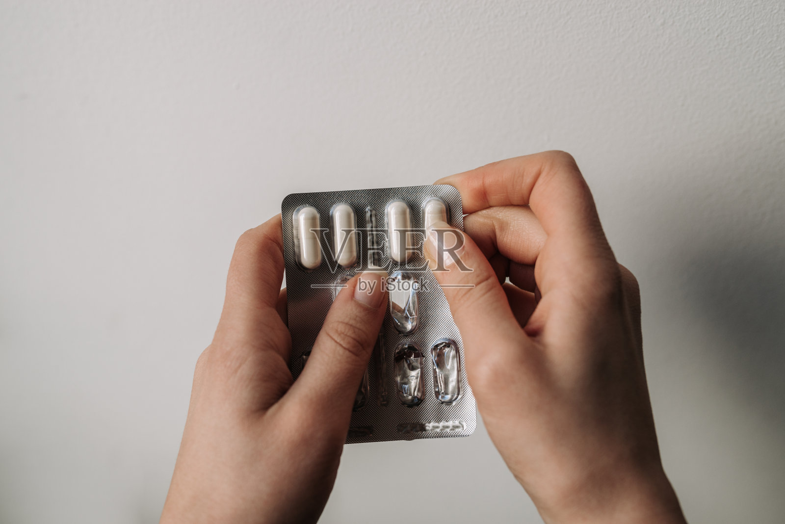 药物滥用的概念。女性双手捧着泡罩包。照片摄影图片