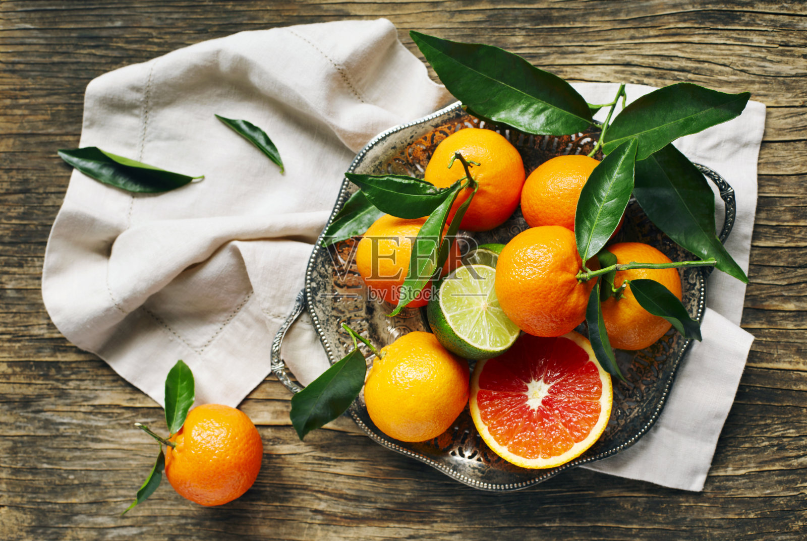 带叶的新鲜柑橘类水果照片摄影图片