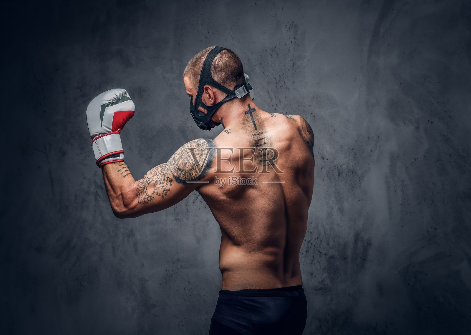 战斗机男性在灰色的vignette背景。照片摄影图片