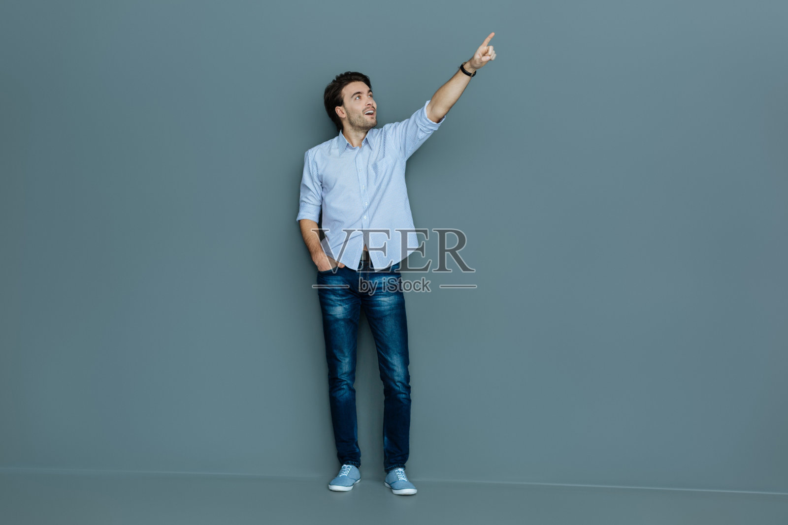 快乐的好人看着他的手的方向照片摄影图片