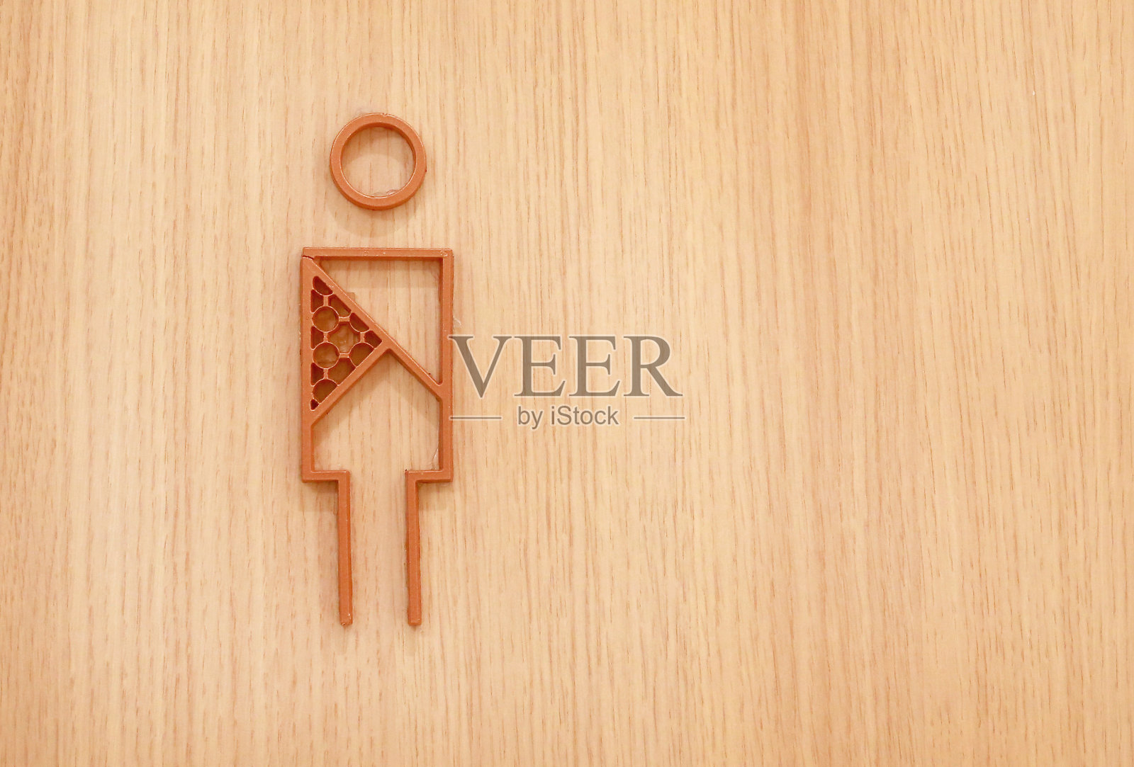 厕所男厕的标牌挂在木墙上。照片摄影图片