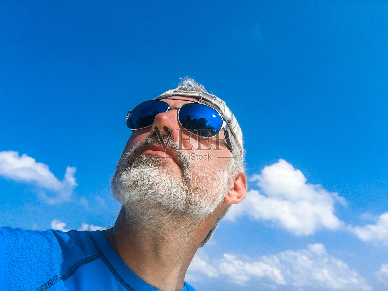 一个戴着太阳镜和帽子的成熟男人的肖像照片摄影图片