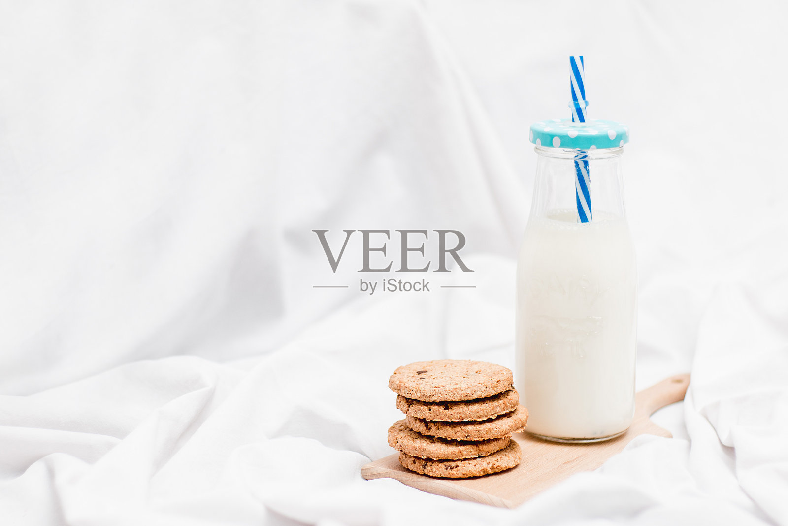 一罐牛奶和自制的饼干放在木板上照片摄影图片