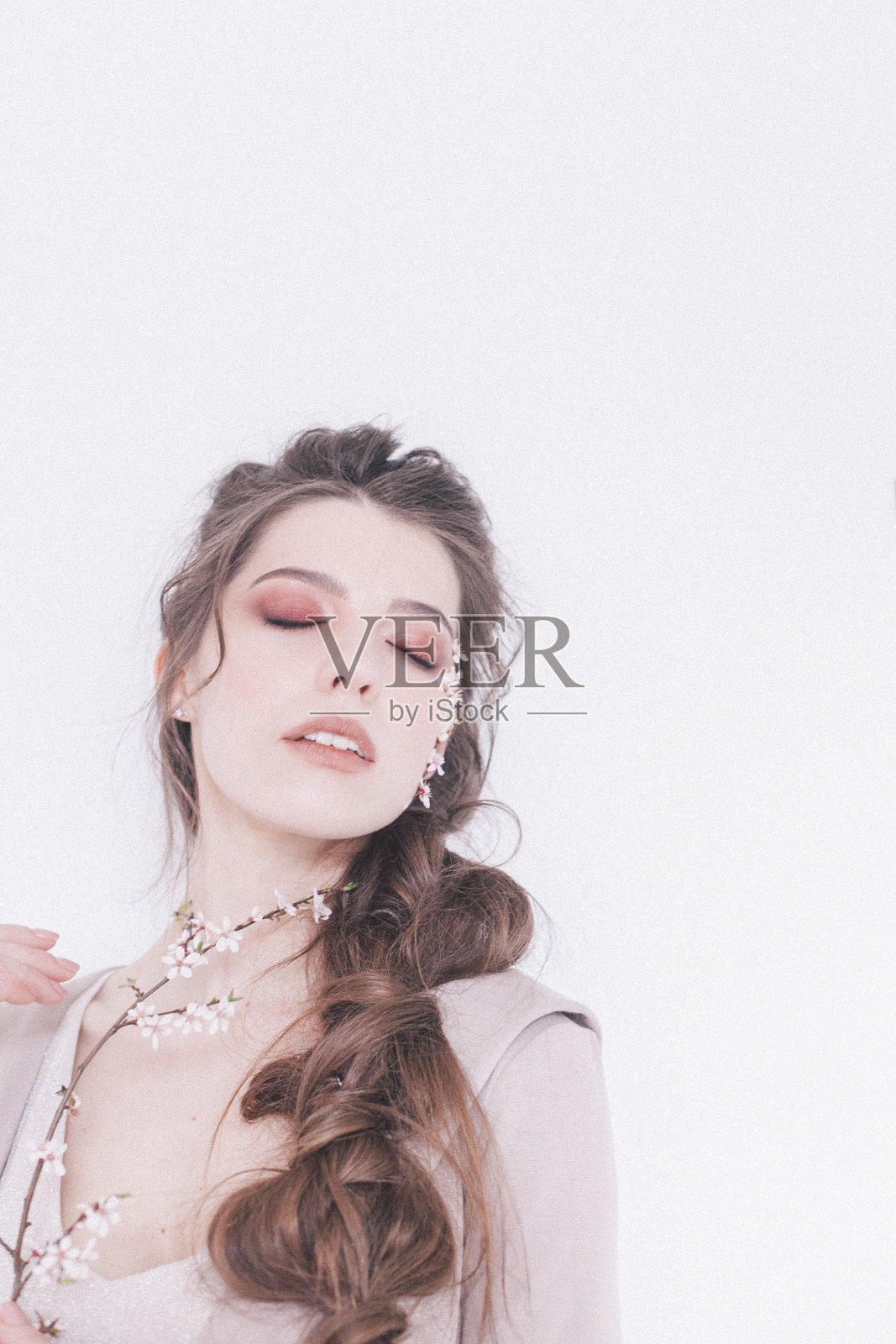 年轻女子拿着花摆姿势照片摄影图片