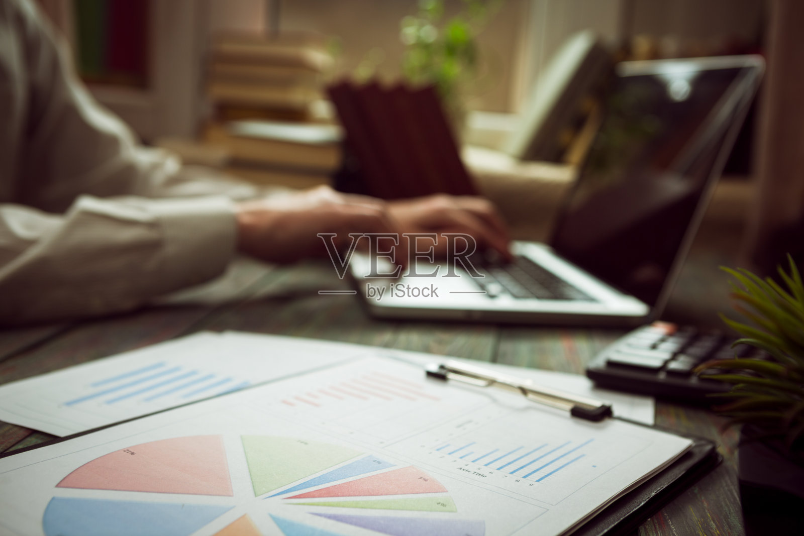 商人计算成本,在办公室做财务照片摄影图片