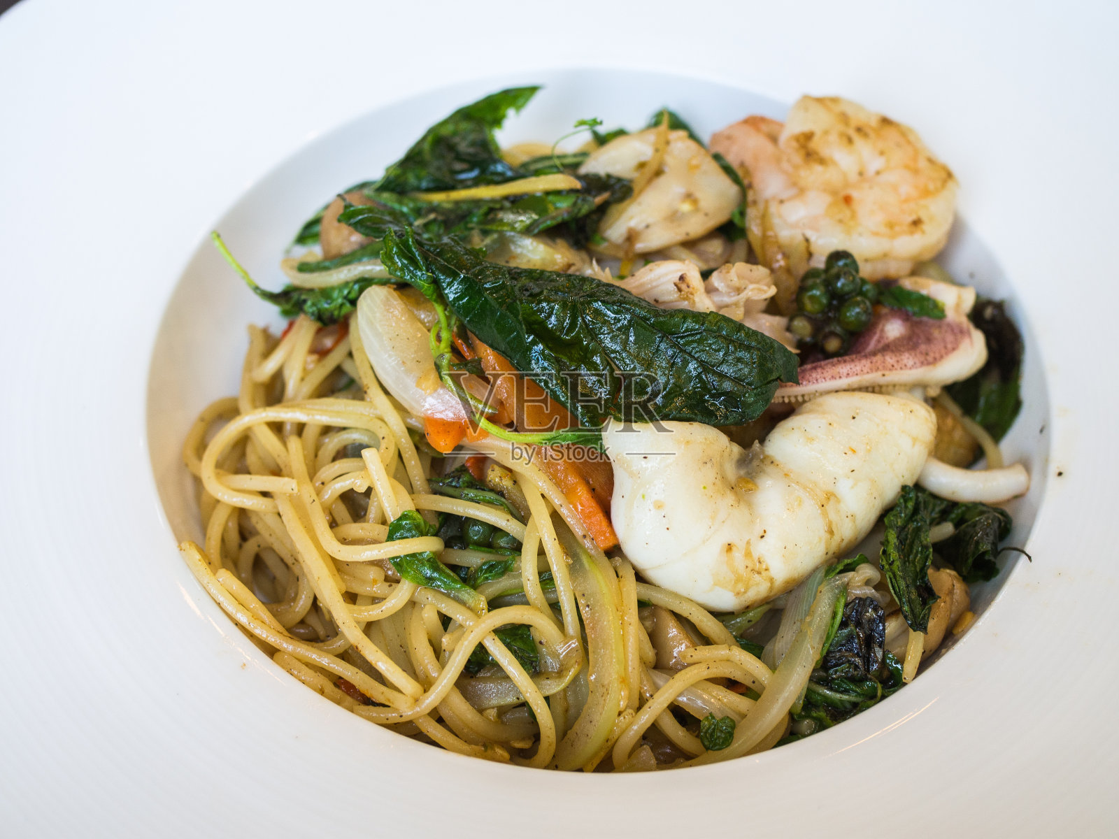 意大利面记毛,罗勒,凉拌意大利面照片摄影图片