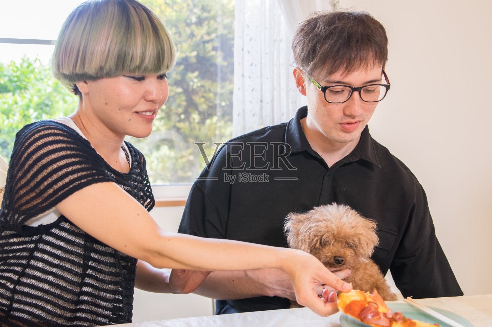 年轻夫妇的生活照片摄影图片