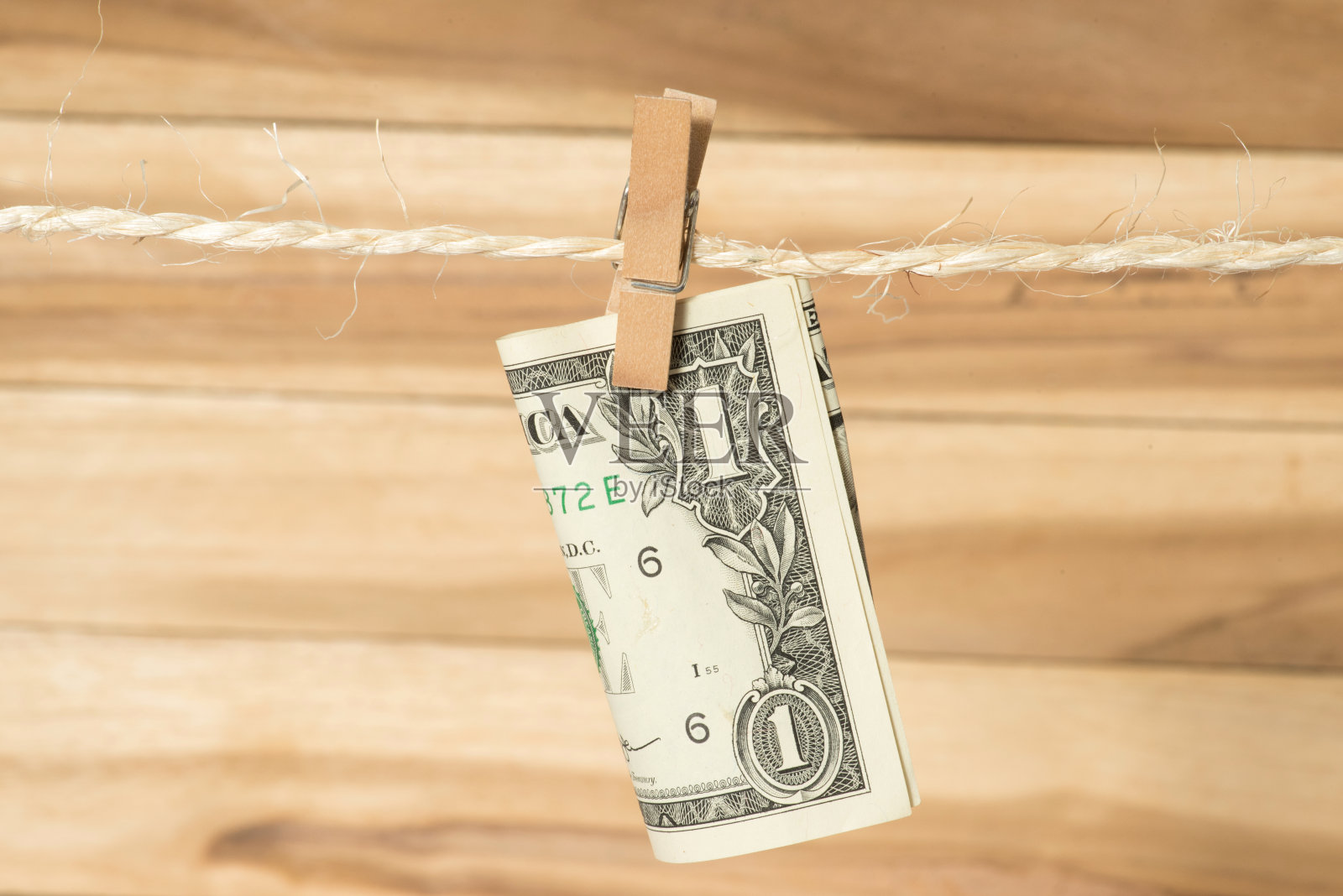 晾衣绳上用衣夹夹着的一美元钞票照片摄影图片