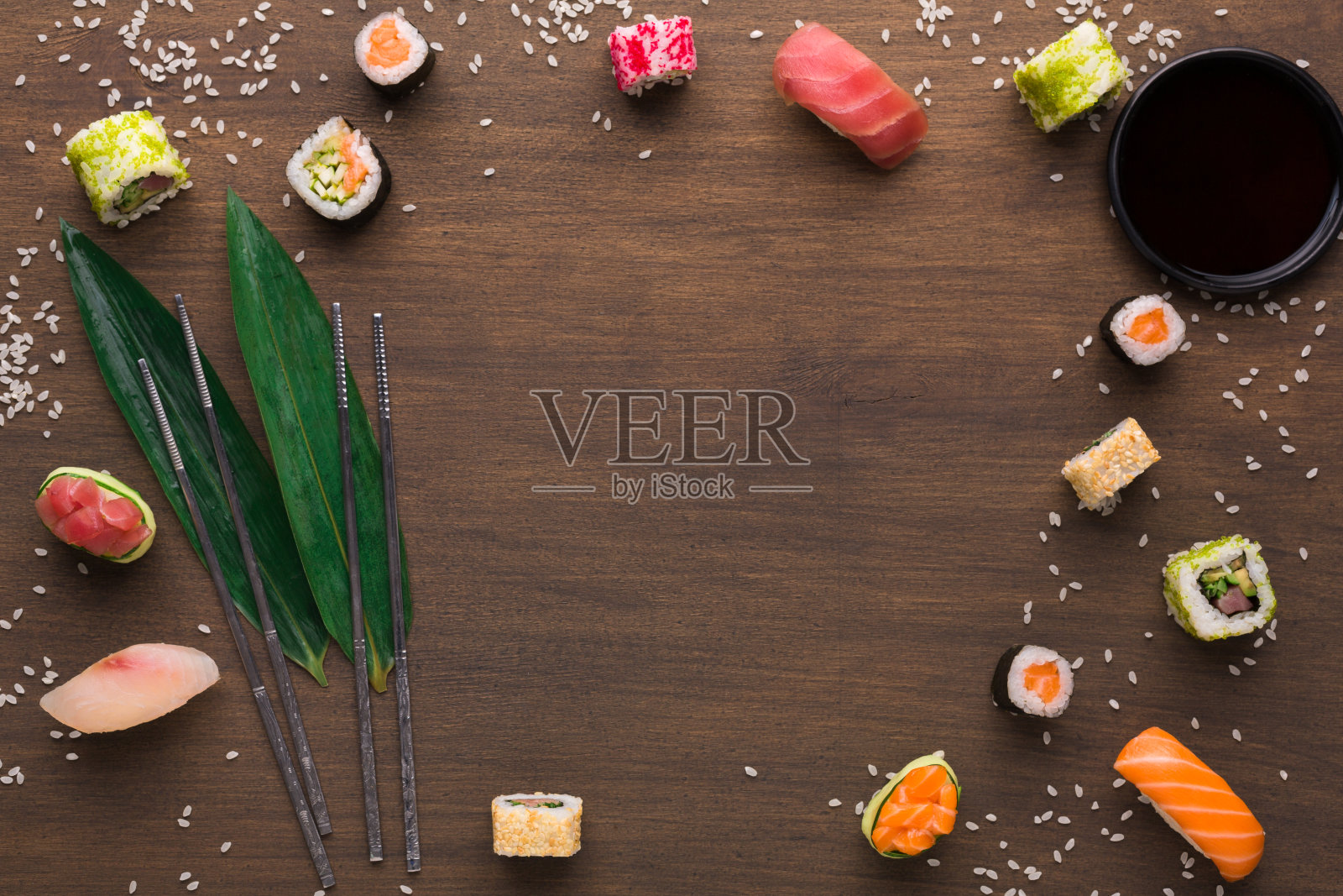 木质背景的亚洲食品架照片摄影图片