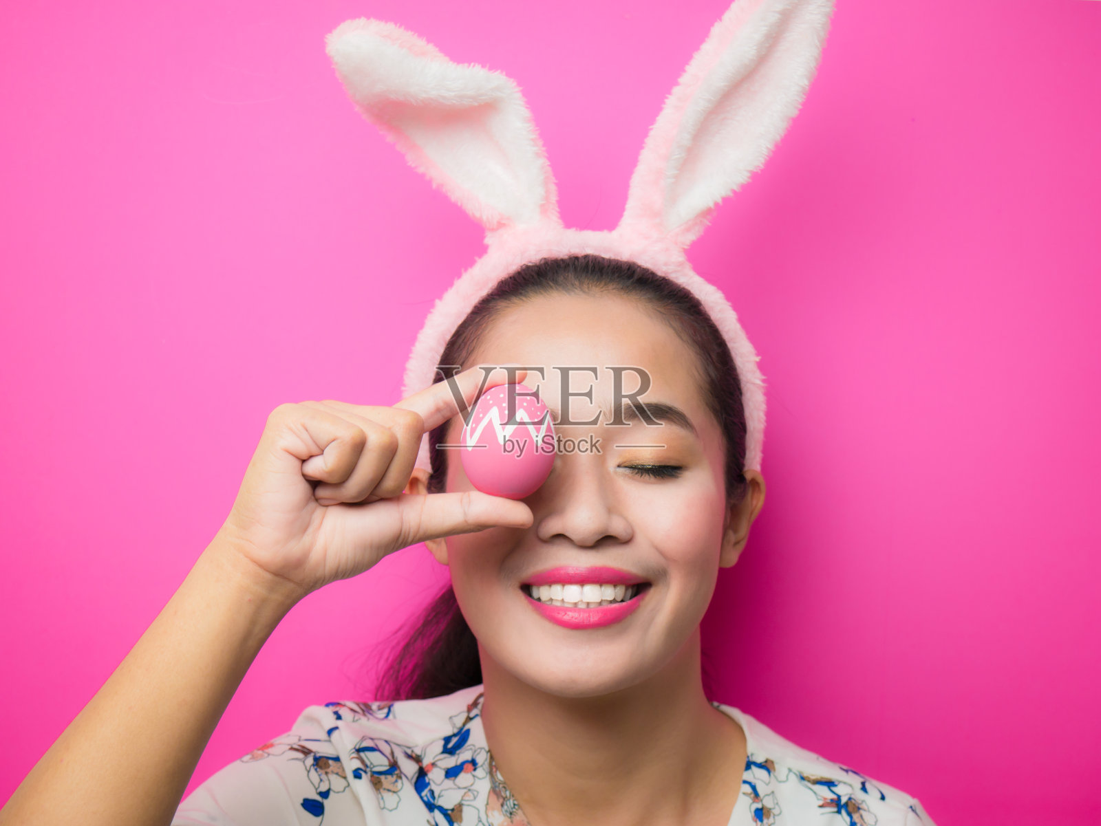 复活节时戴兔耳发带的妇女。照片摄影图片
