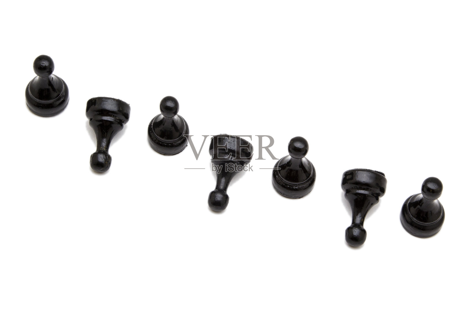 棋子卒孤立于白棋之上照片摄影图片