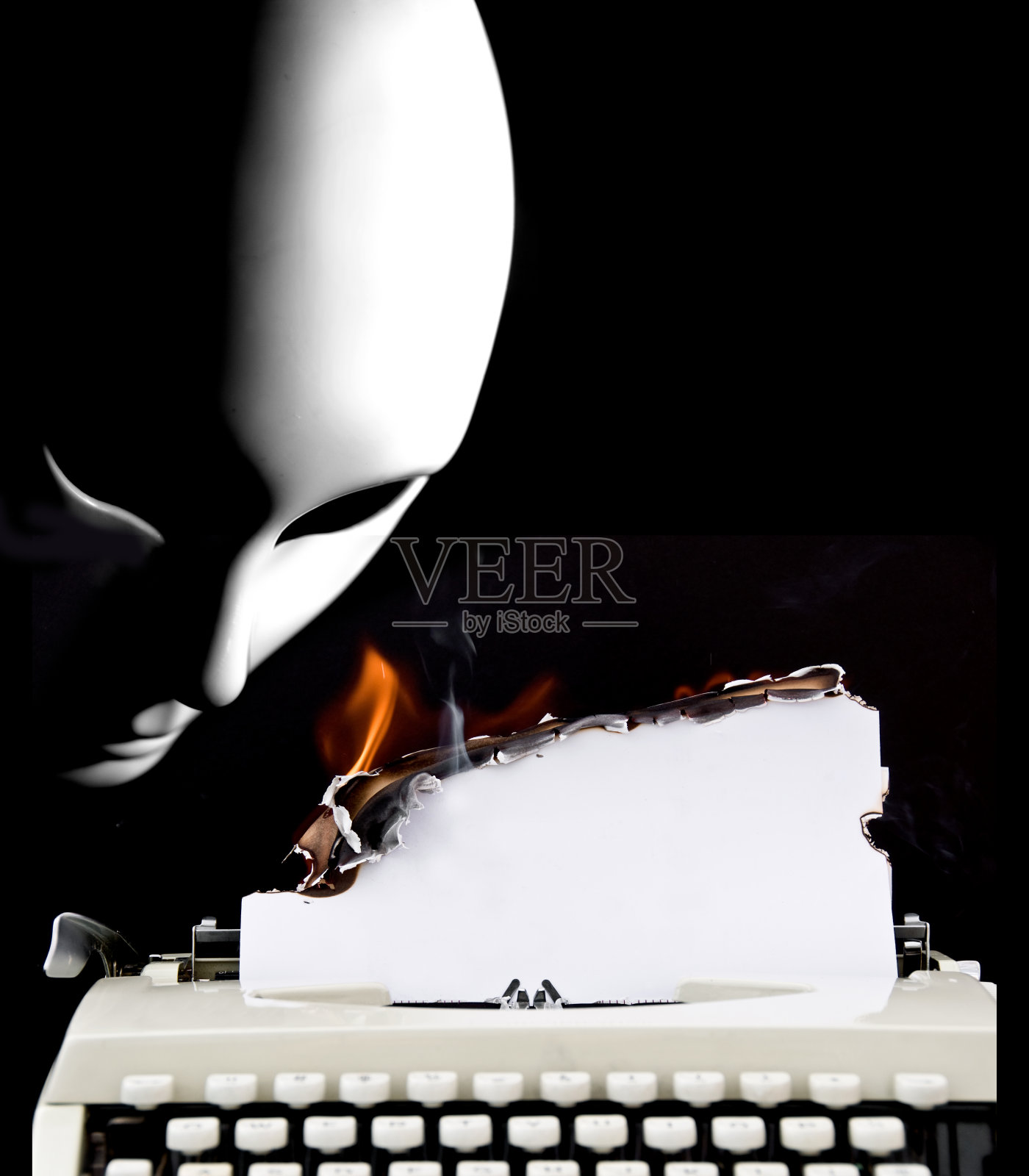 黑色背景下的白色人脸面具照片摄影图片