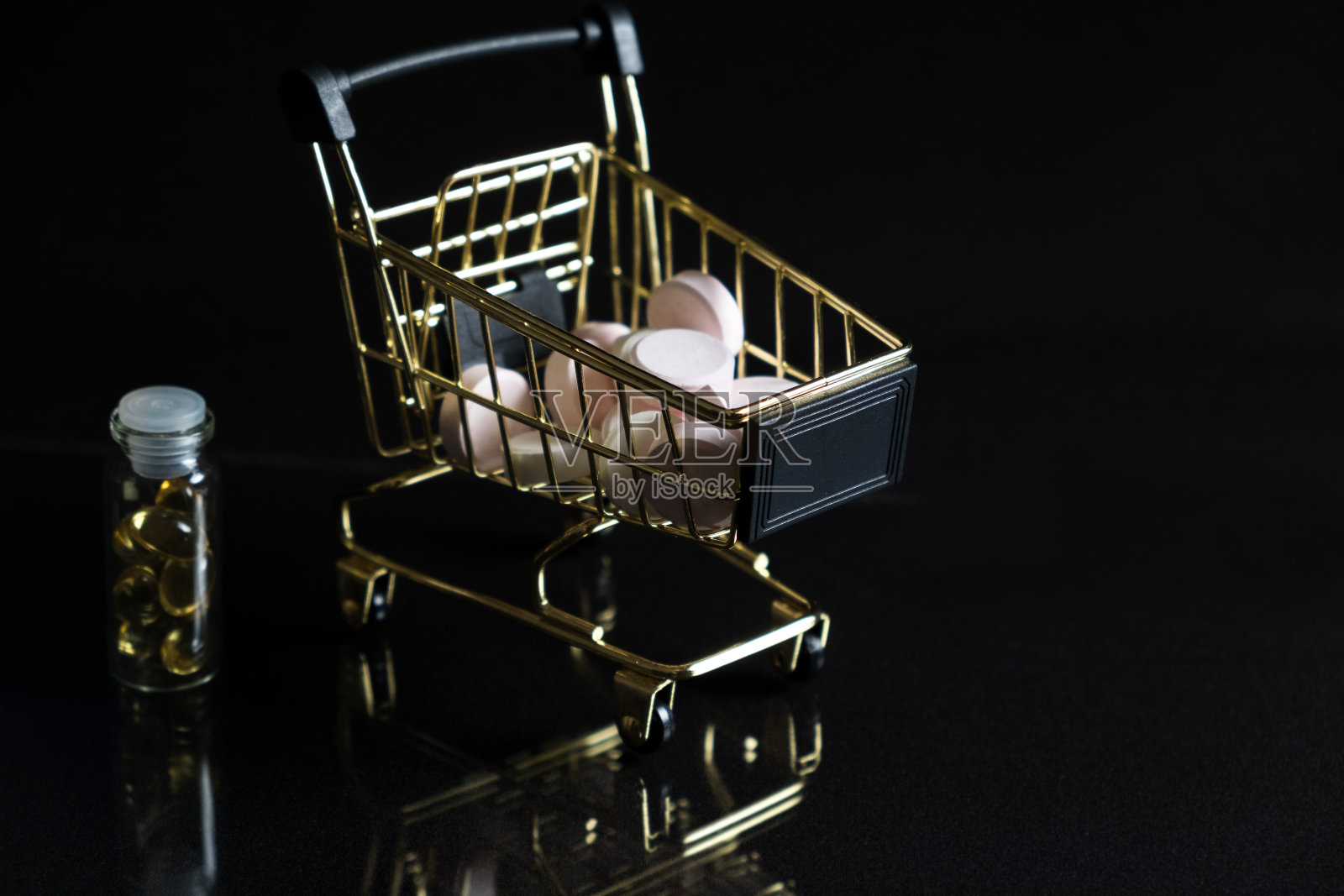 药品和金车贵药的概念。与复制空间。照片摄影图片