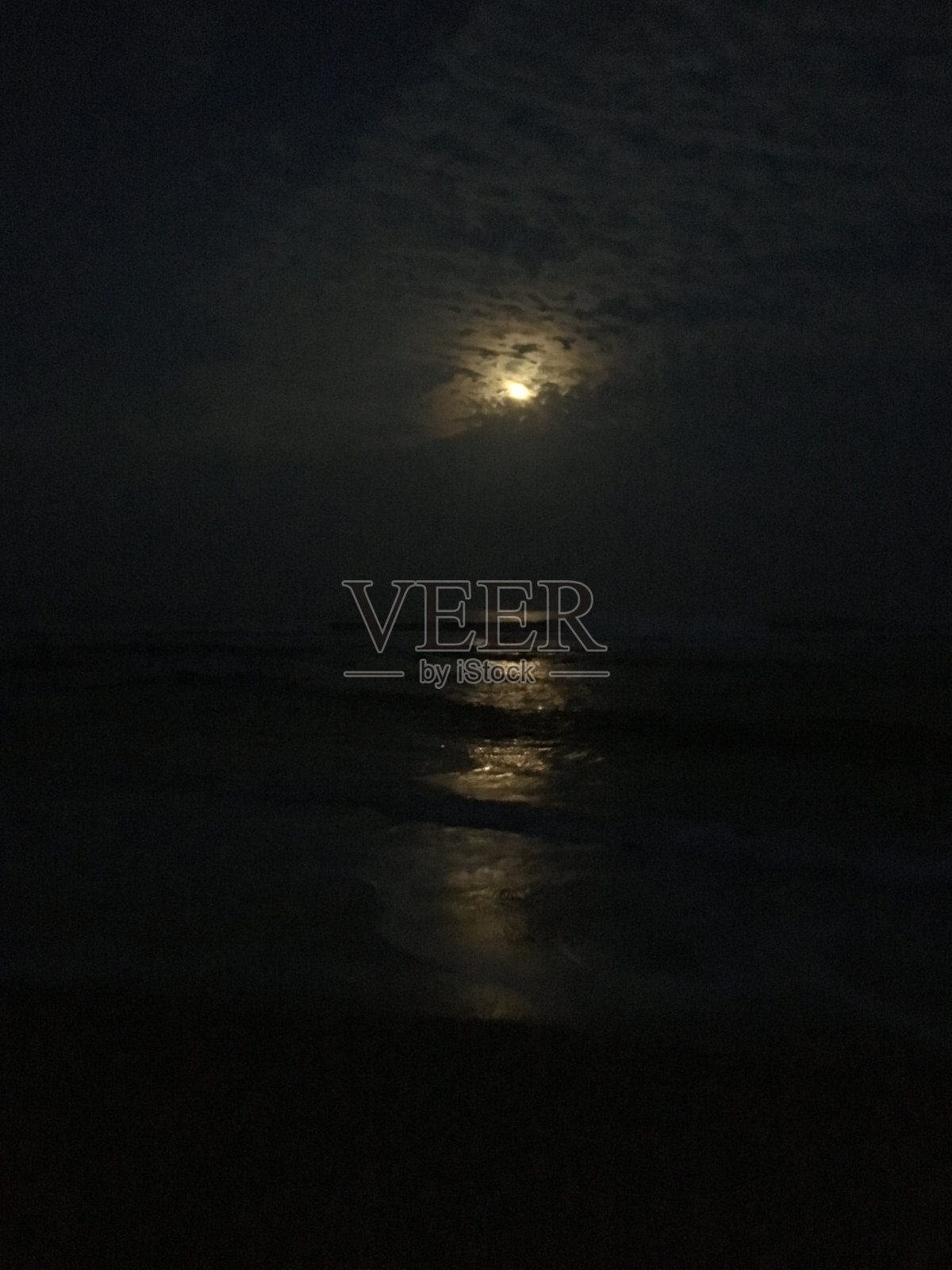 春天,满月在太平洋上空升起——夏威夷考艾岛海滩上的景色。照片摄影图片