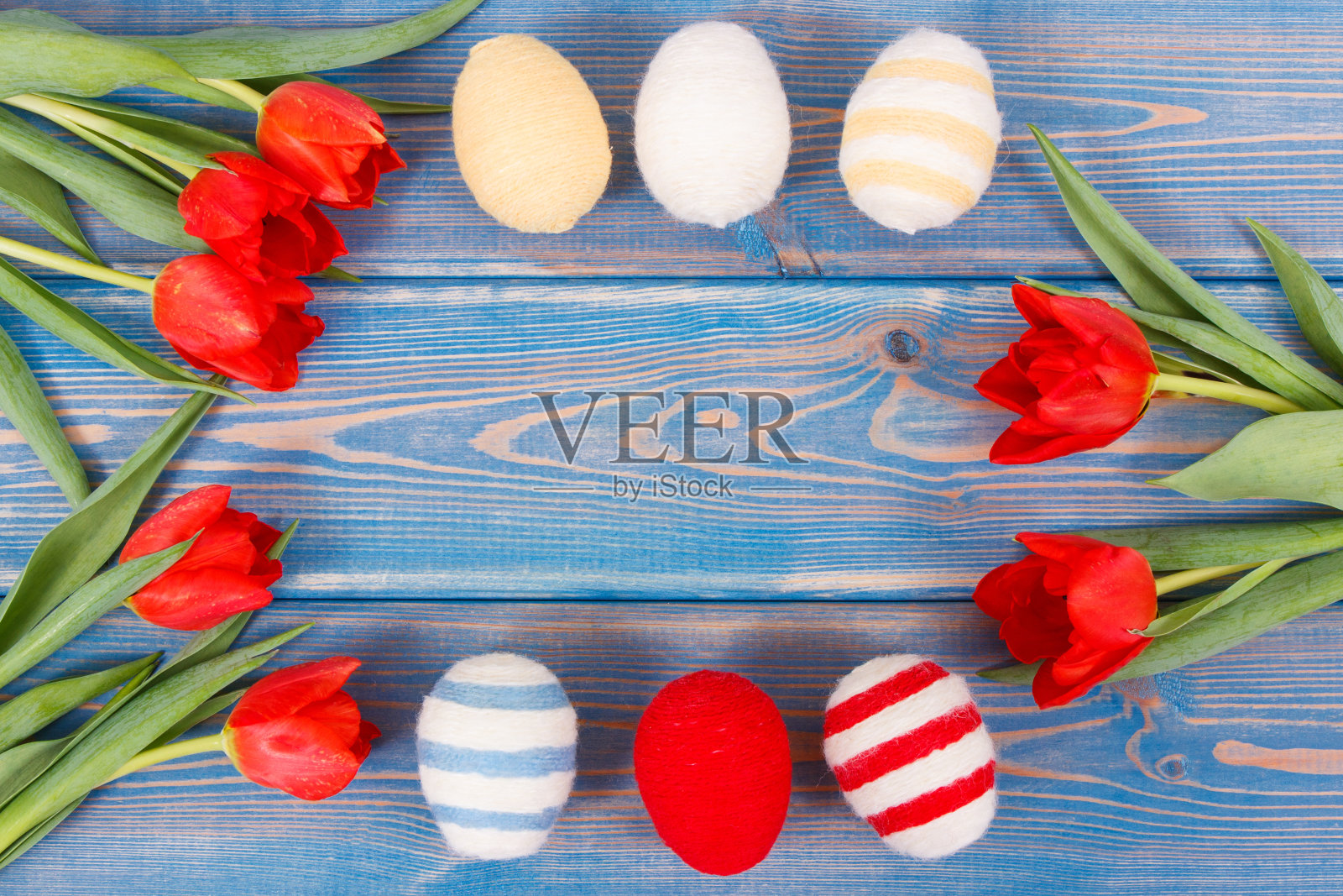 复活节彩蛋和新鲜的红色郁金香板,节日装饰照片摄影图片
