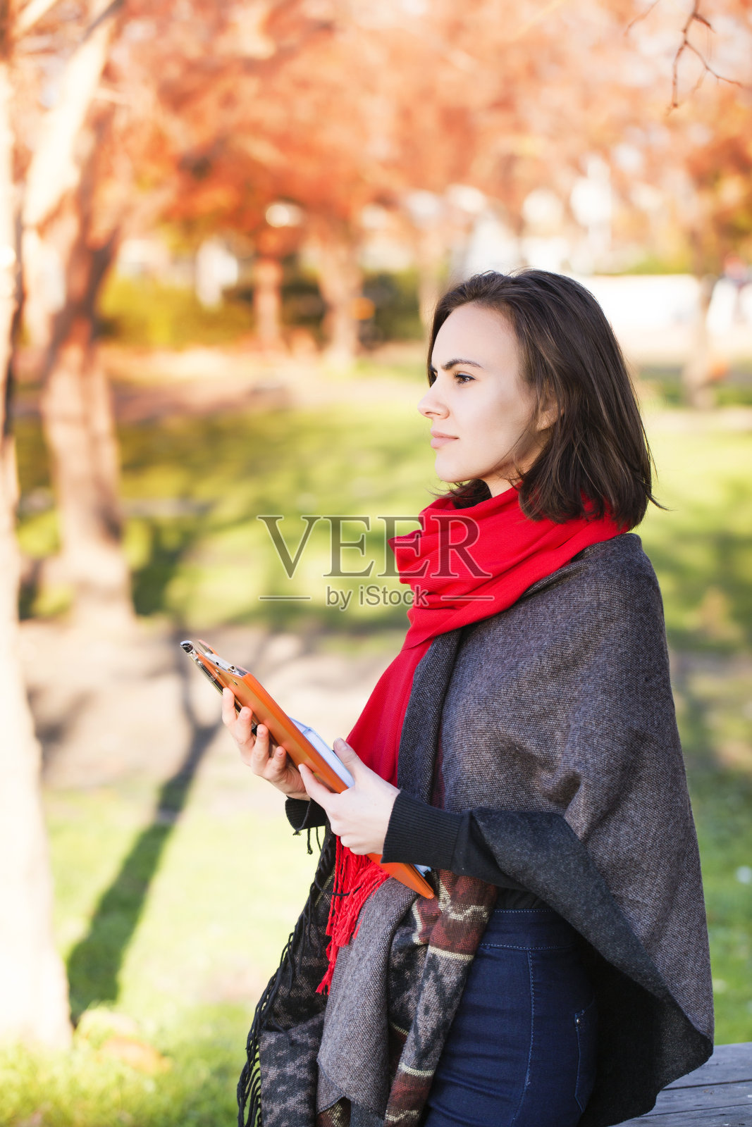 美丽的年轻学生在花园照片摄影图片