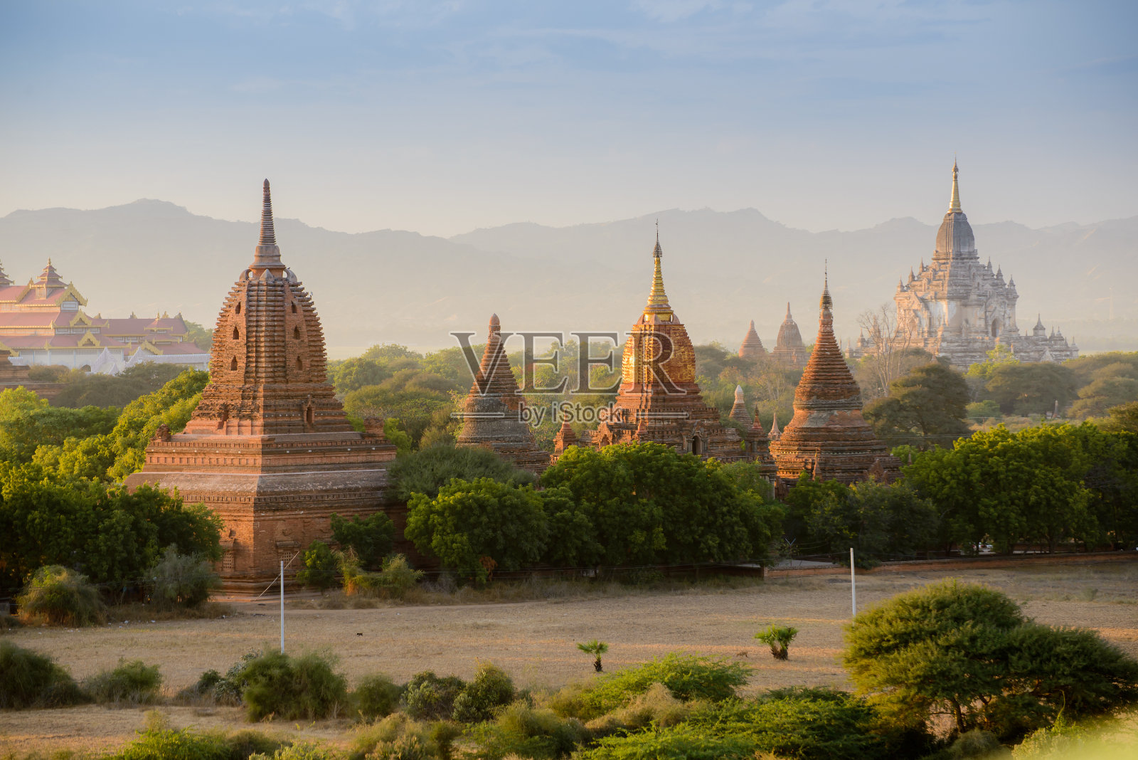 在蒲甘的古塔群日落,缅甸照片摄影图片