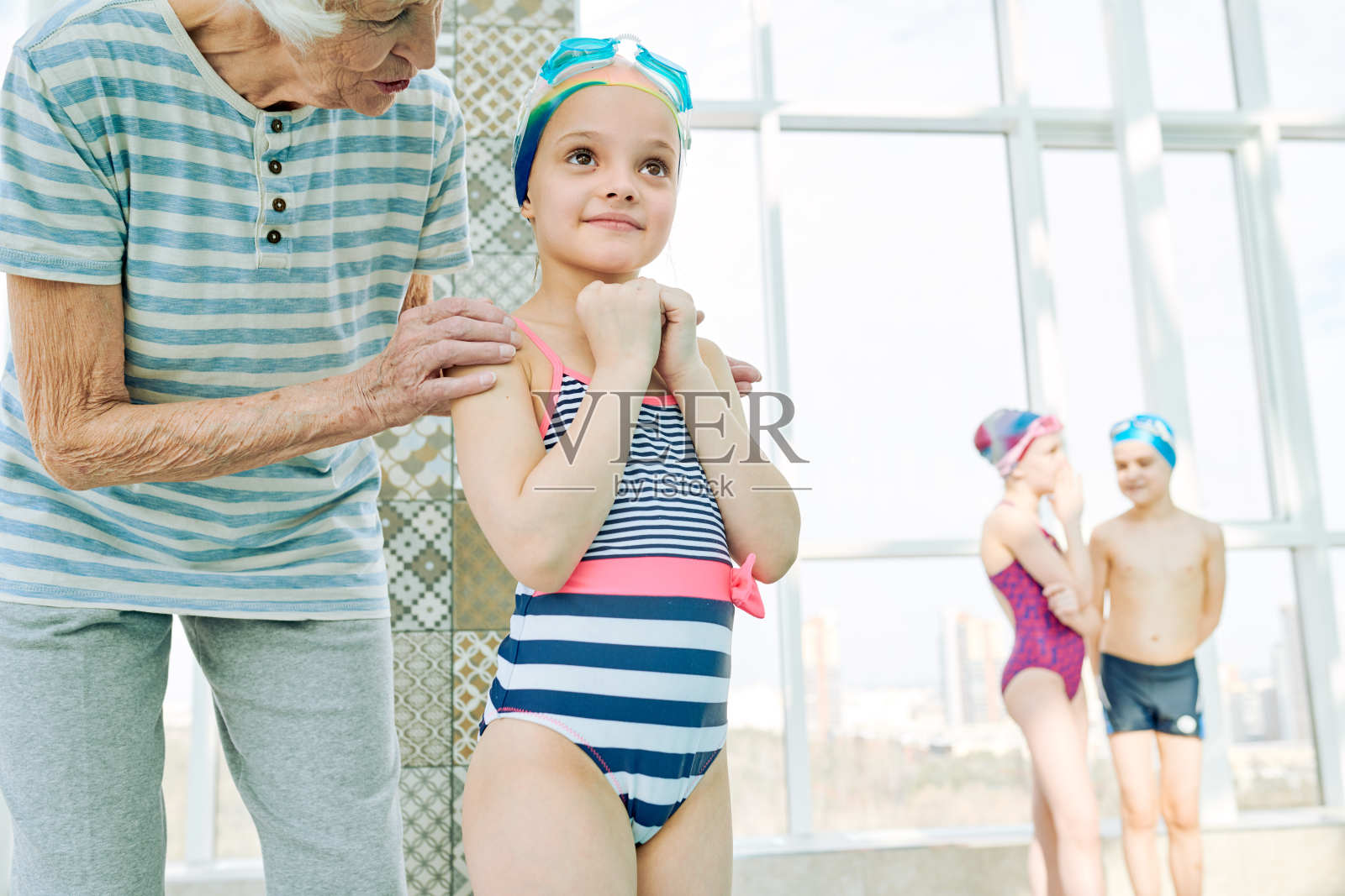 善良的教练支持小游泳运动员照片摄影图片