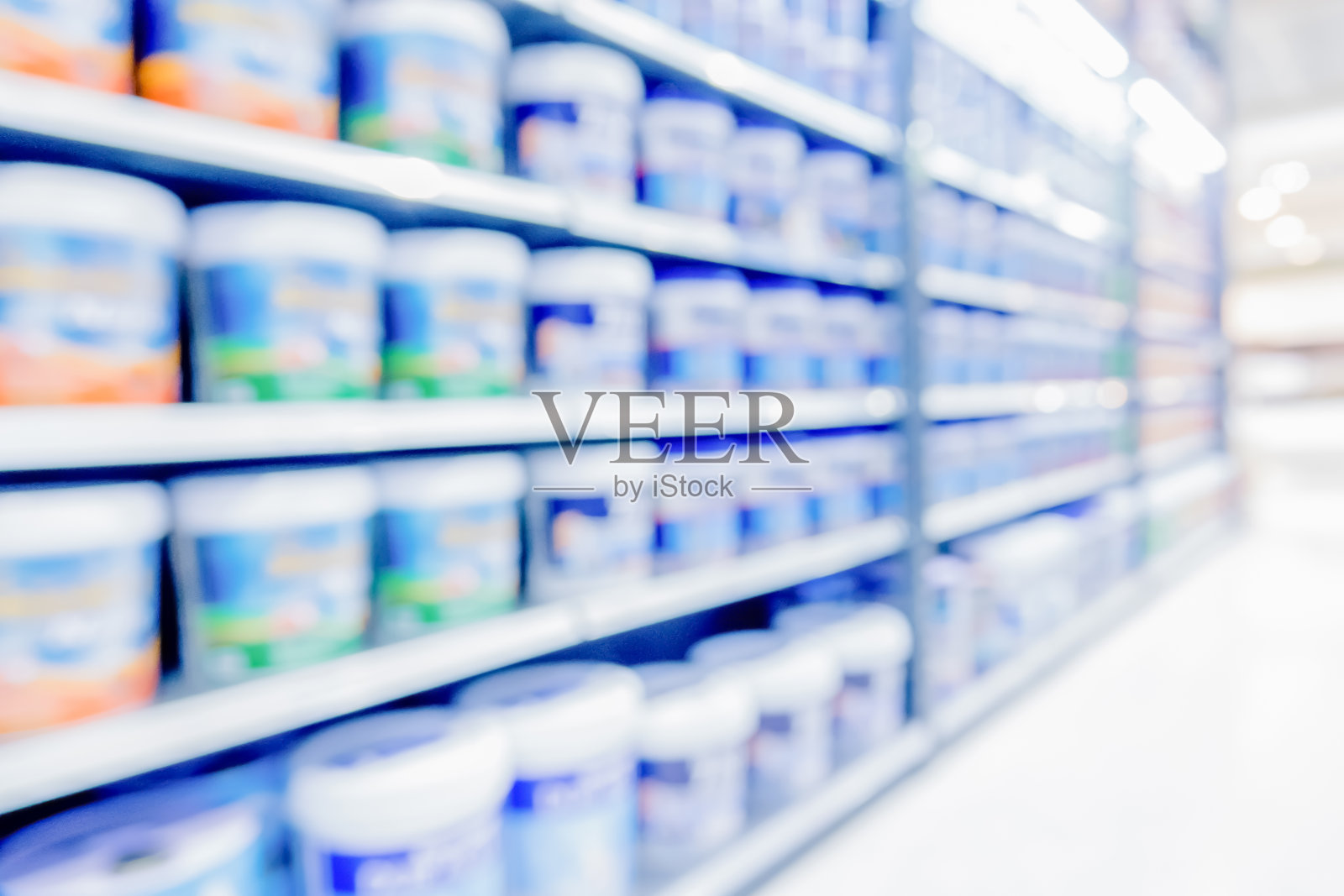 现代百货商店的模糊或散焦摄影。货架上有许多商品或产品。购物商业背景概念。照片摄影图片