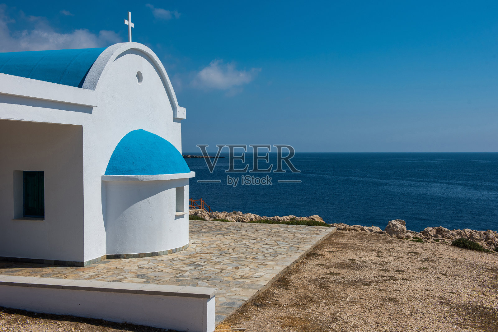 海边带蓝色屋顶的传统白色小教堂,阿吉奥伊·阿纳吉罗伊,塞浦路斯照片摄影图片