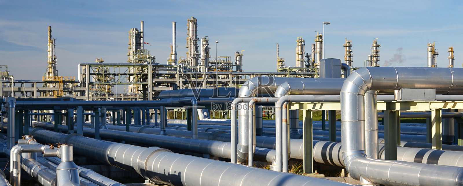 炼油厂是用于生产燃料的建筑和建筑物的一个工业综合体照片摄影图片