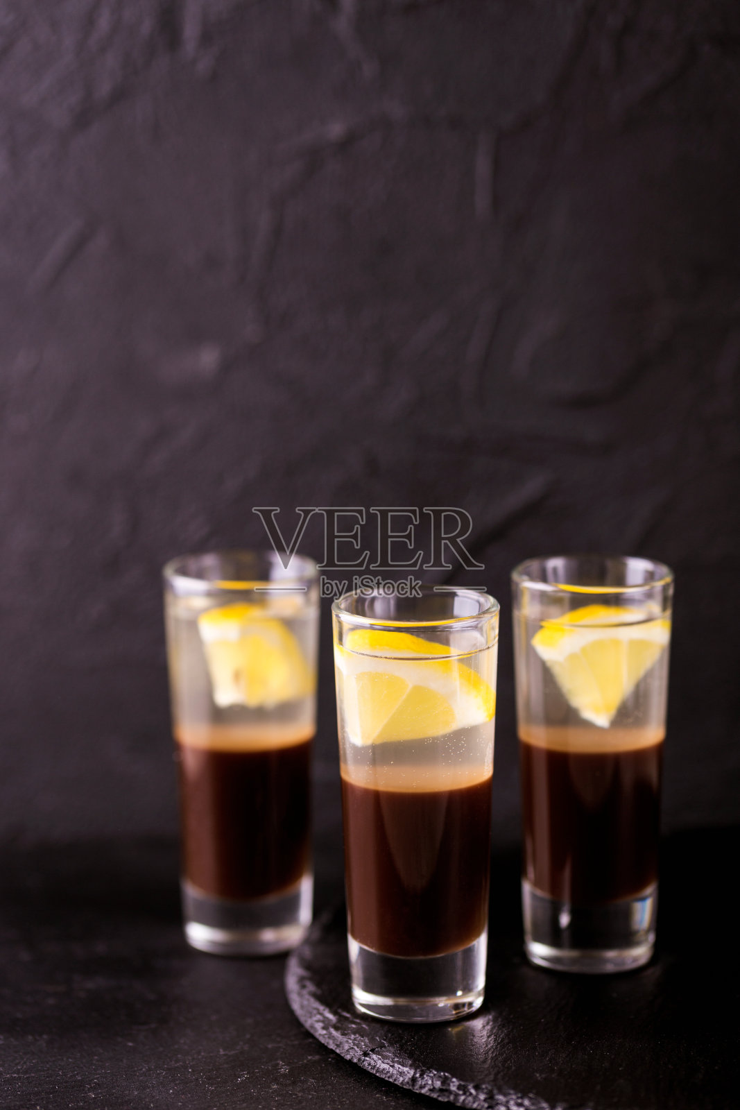 银色子弹酒精鸡尾酒,含金酒、咖啡利口酒和柠檬照片摄影图片