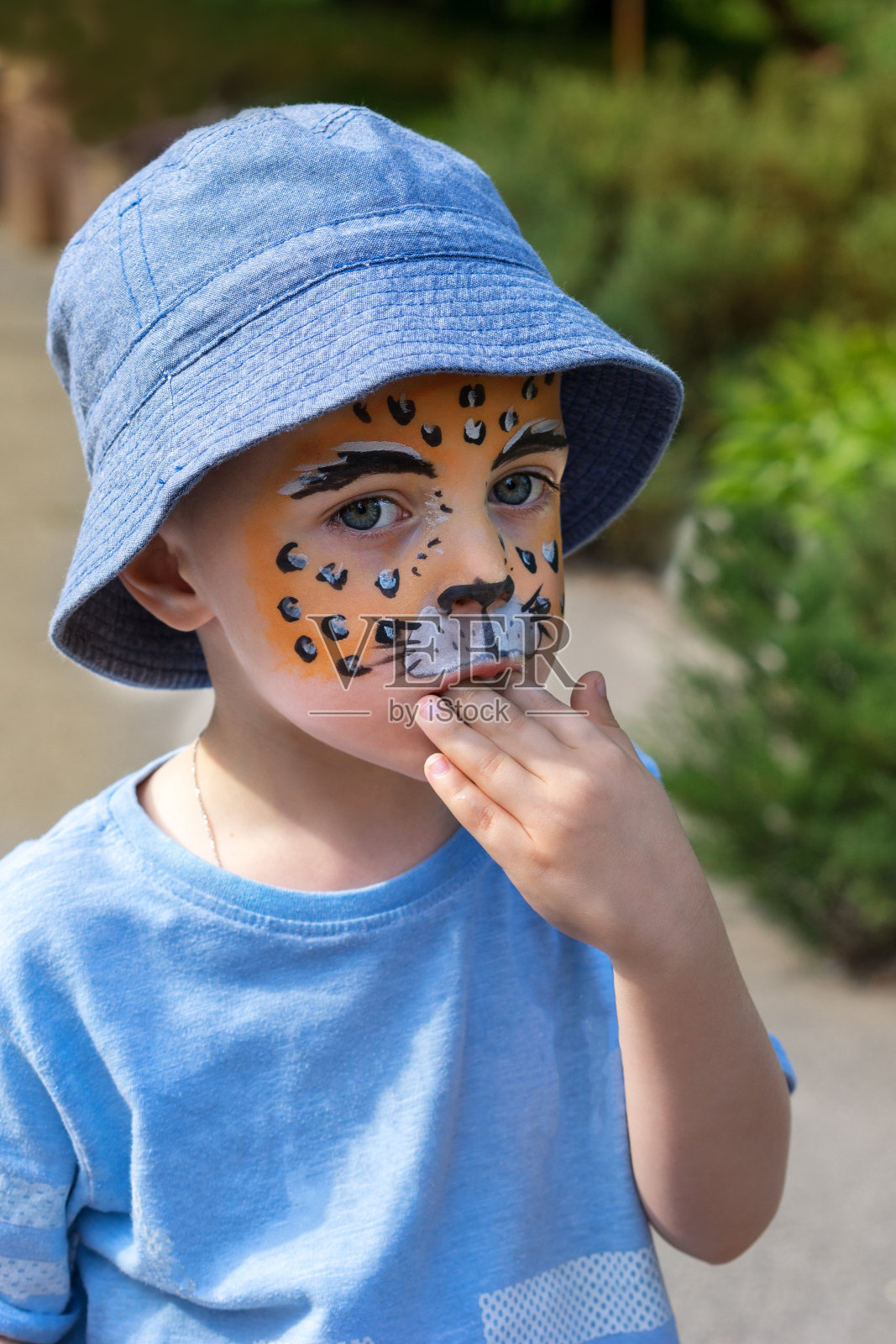 孩子被画成老虎照片摄影图片