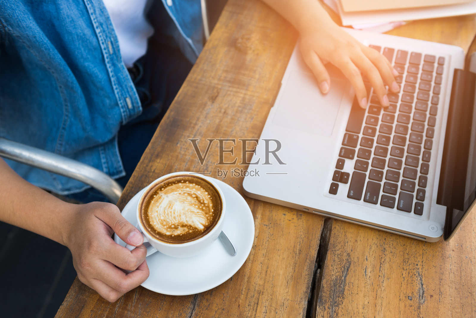 漂亮时髦的女人在咖啡馆用笔记本电脑照片摄影图片