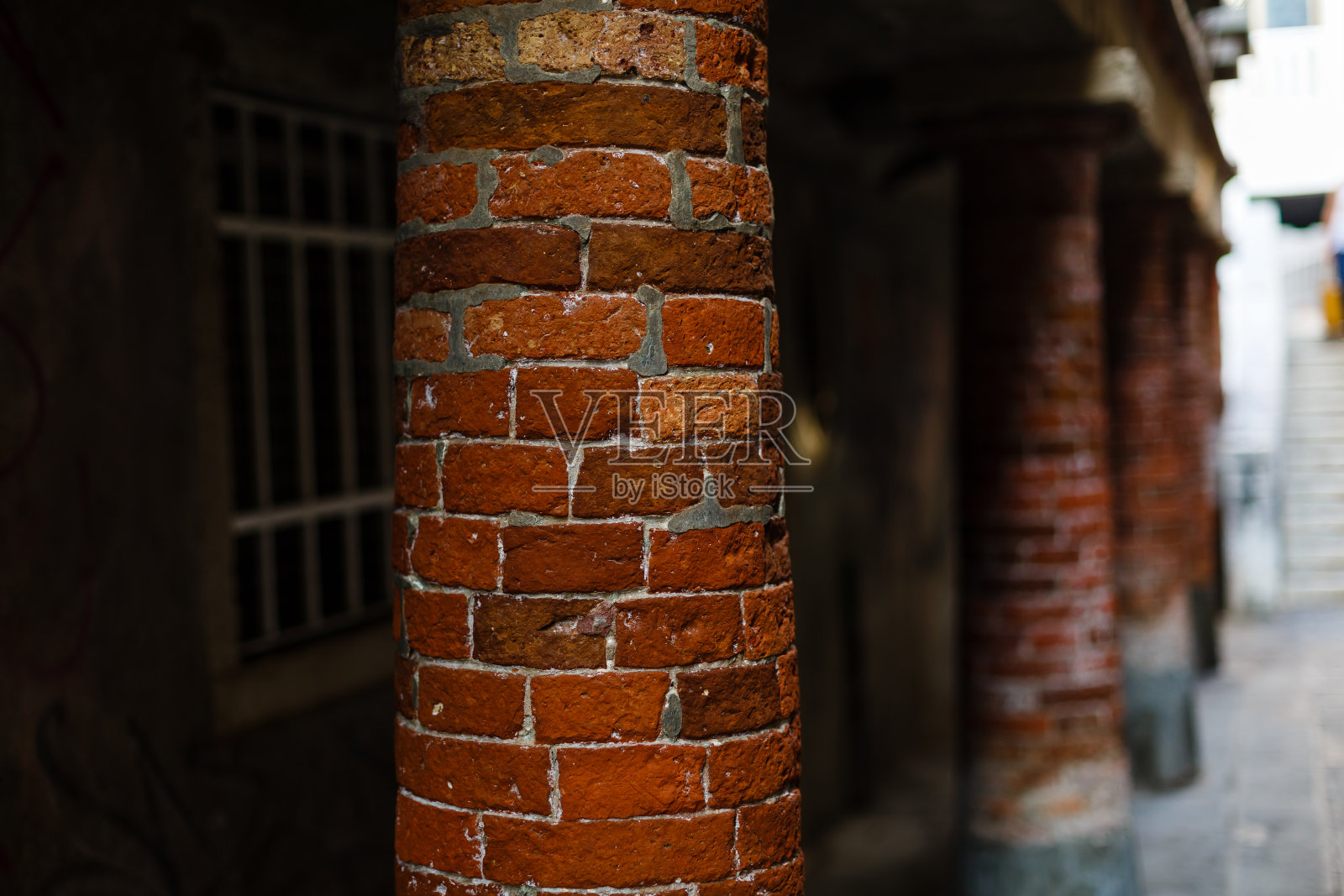 贝类柱的垂直砖需要修理照片摄影图片