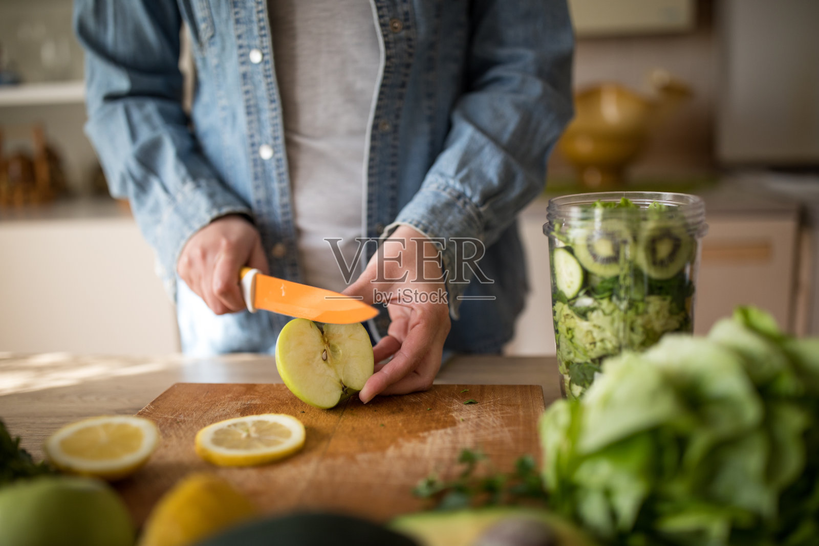 准备绿色奶昔配料的女人照片摄影图片