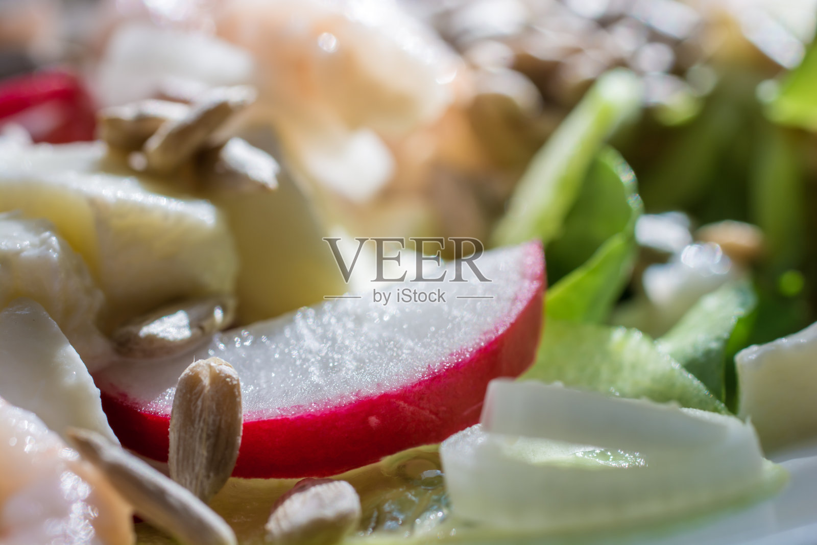 什锦沙拉中的小萝卜照片摄影图片