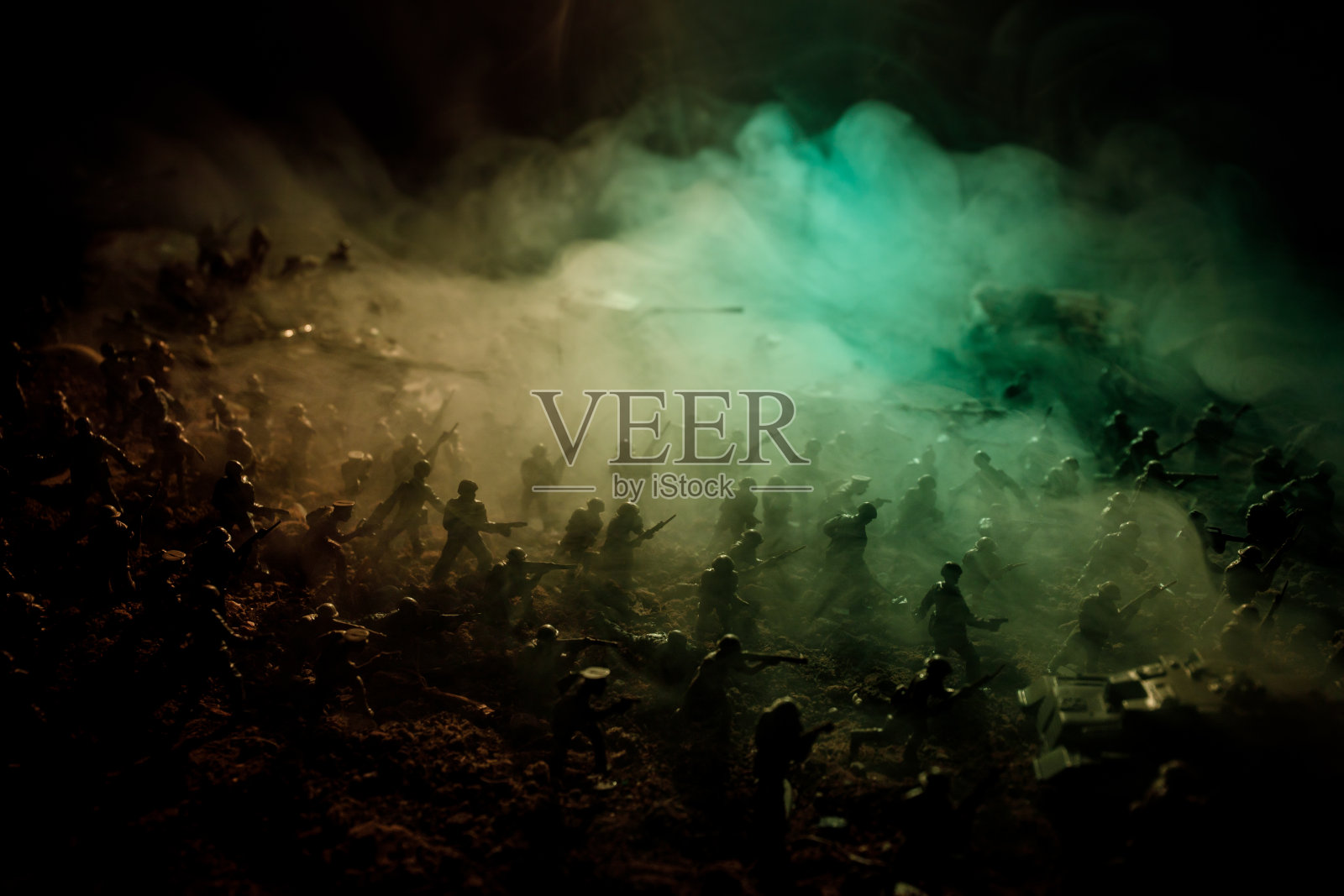 战争概念:战争迷雾中的剪影战斗场景照片摄影图片