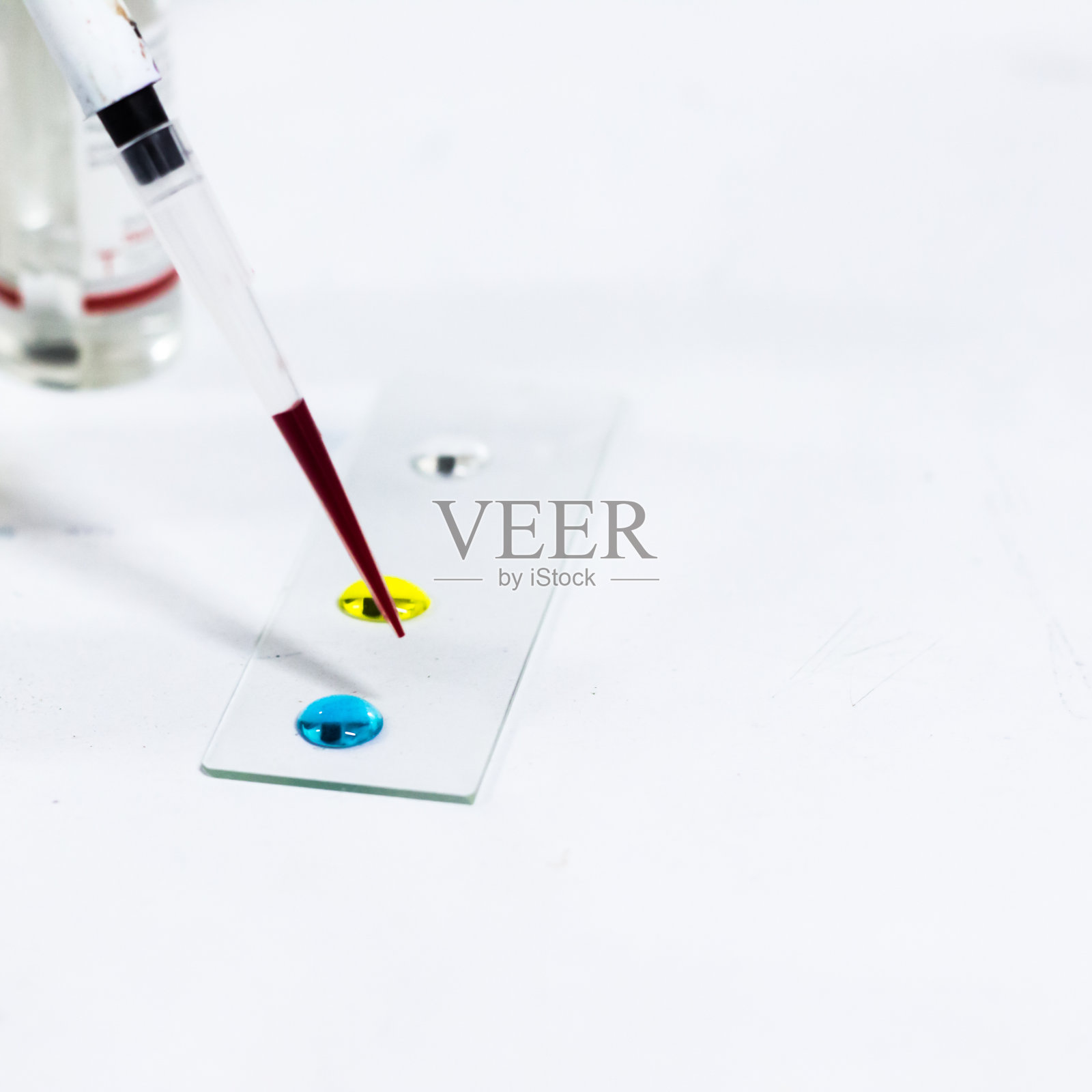 用微针尖滴血在玻片上进行血型鉴定照片摄影图片