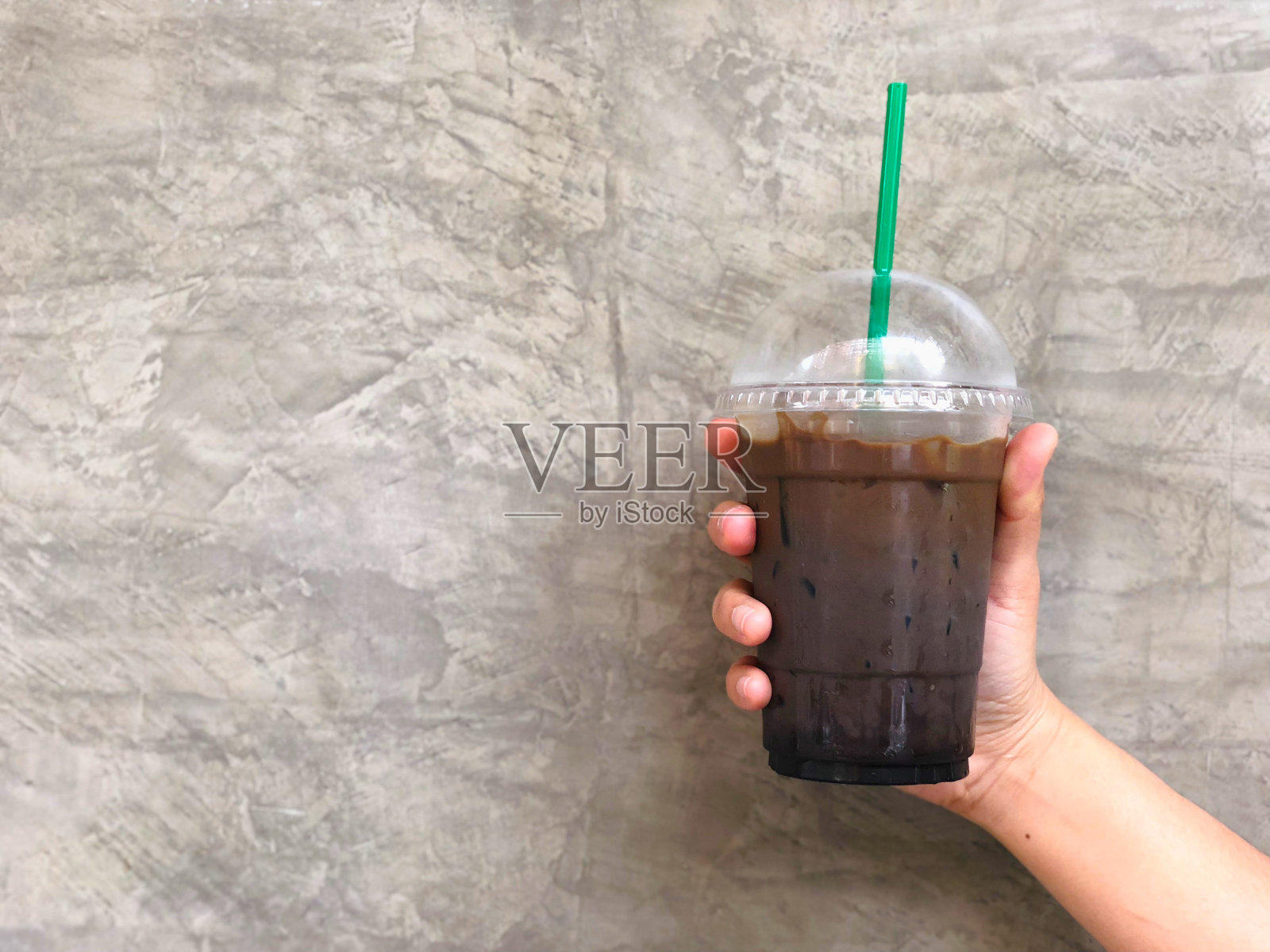 近距离的冰巧克力与水泥背景照片摄影图片