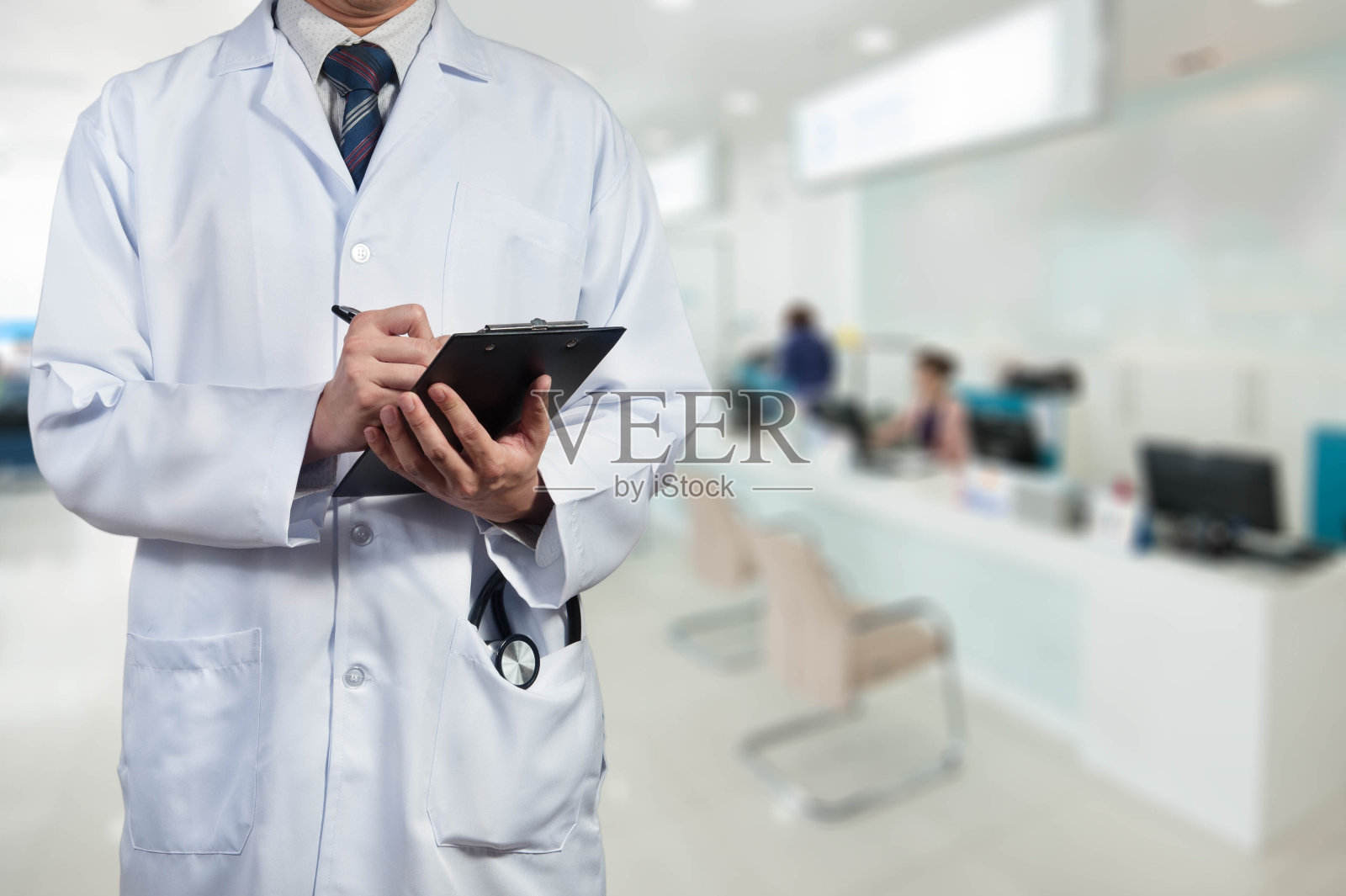 医生拿着带听诊器的黑色图表,医学概念照片摄影图片