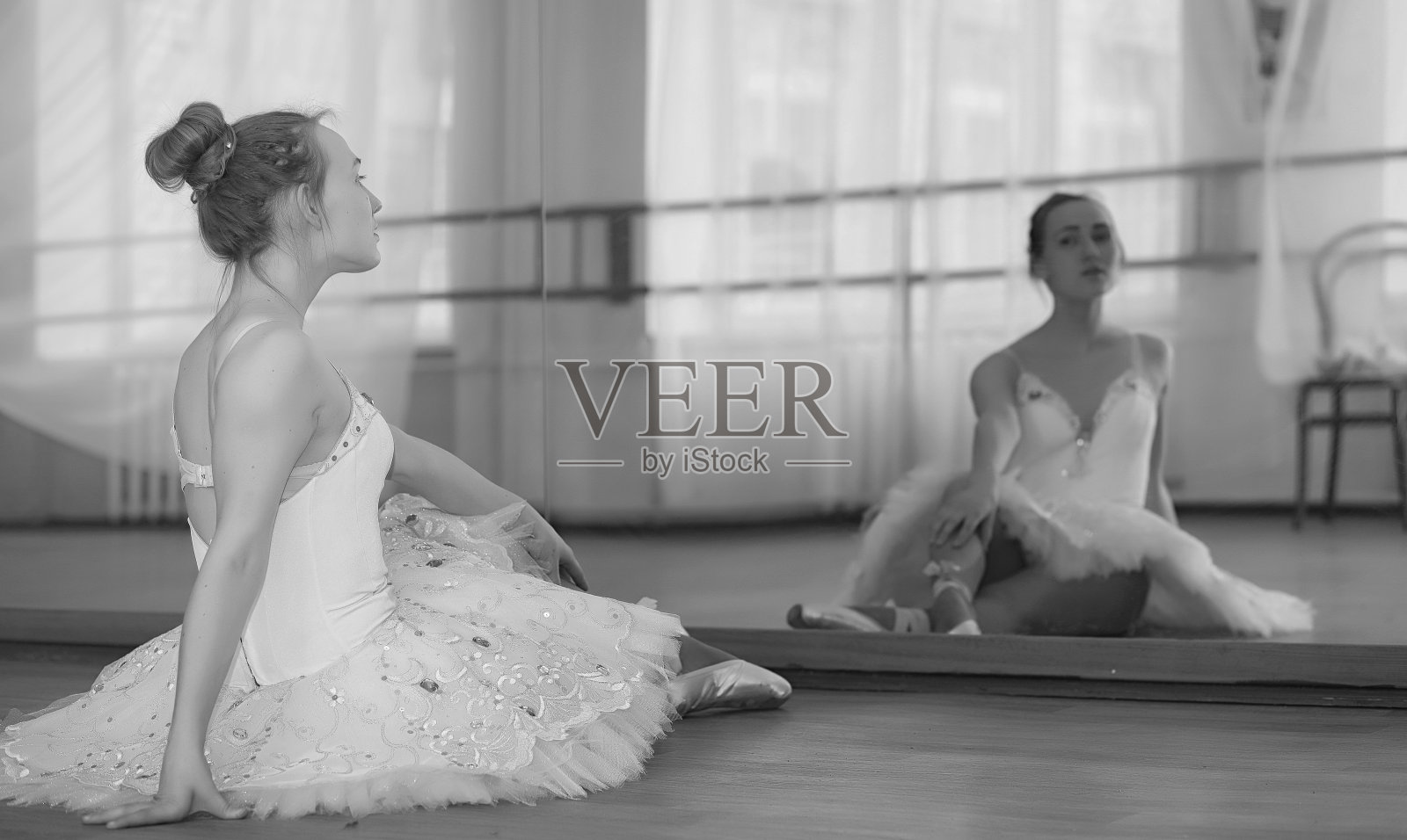 年轻的芭蕾舞演员正在热身。芭蕾舞演员正准备照片摄影图片