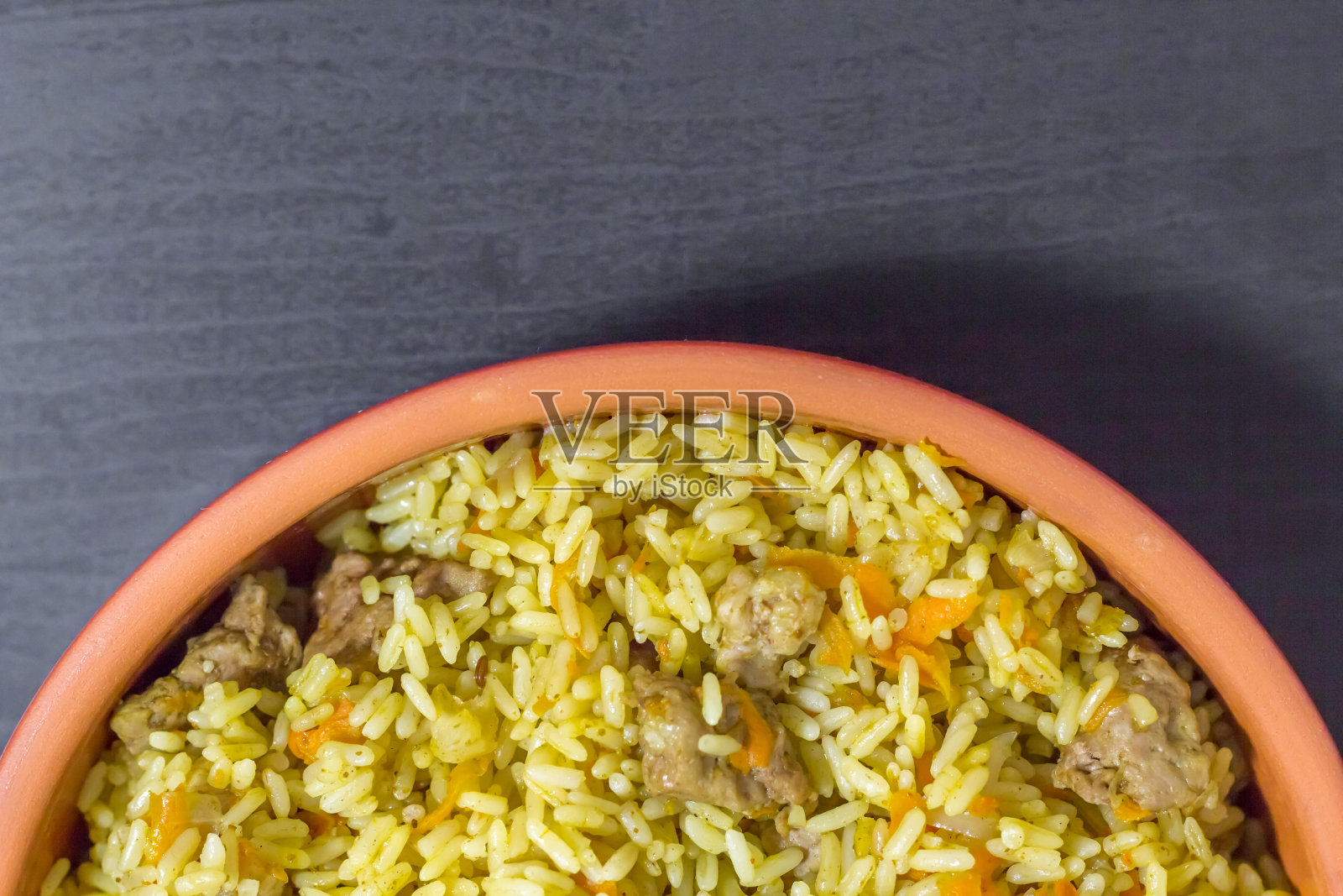 肉饭配牛肉、胡萝卜、洋葱、大蒜、胡椒和孜然。亚洲传统菜肴照片摄影图片