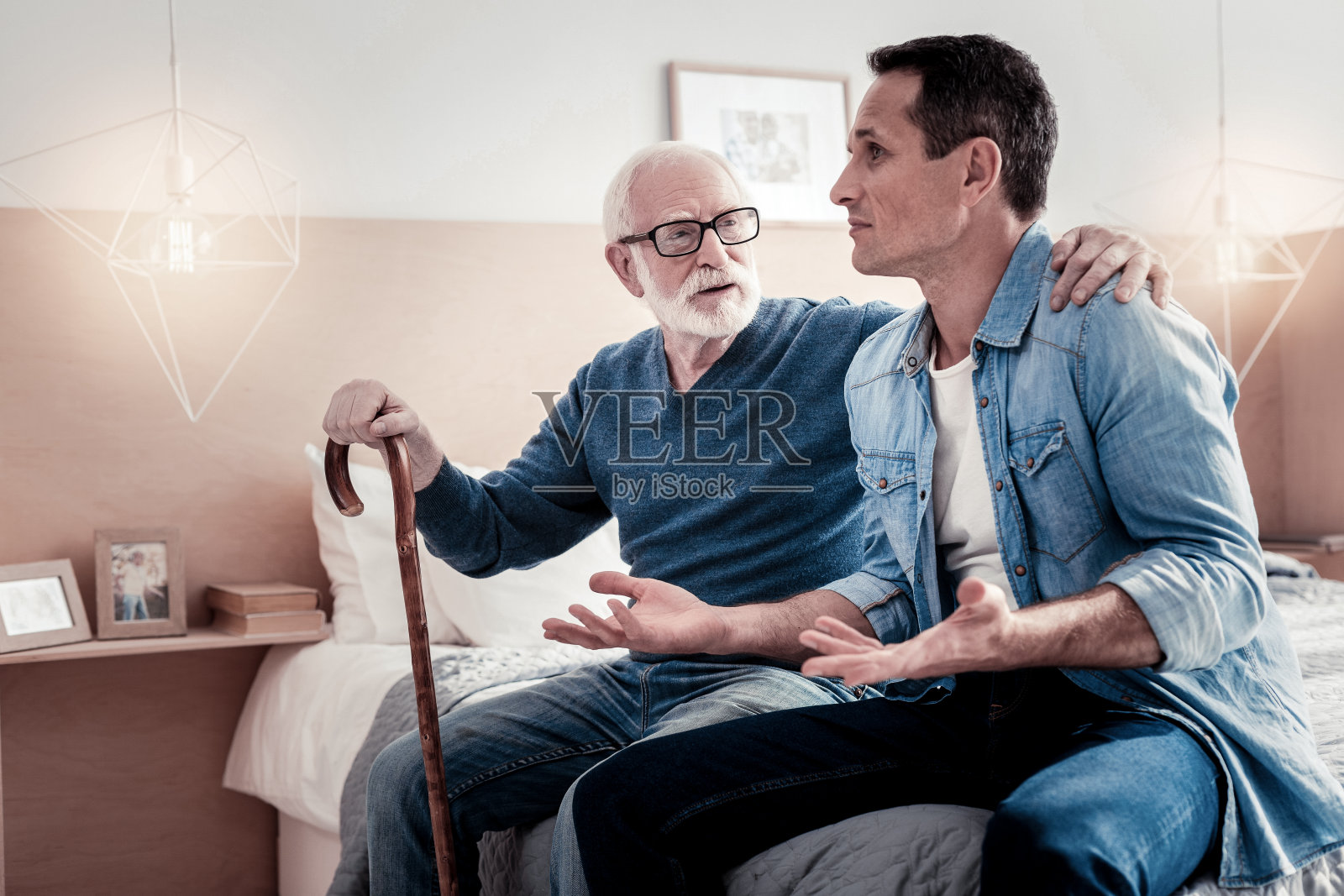 愉快的老人拥抱他的孙子照片摄影图片