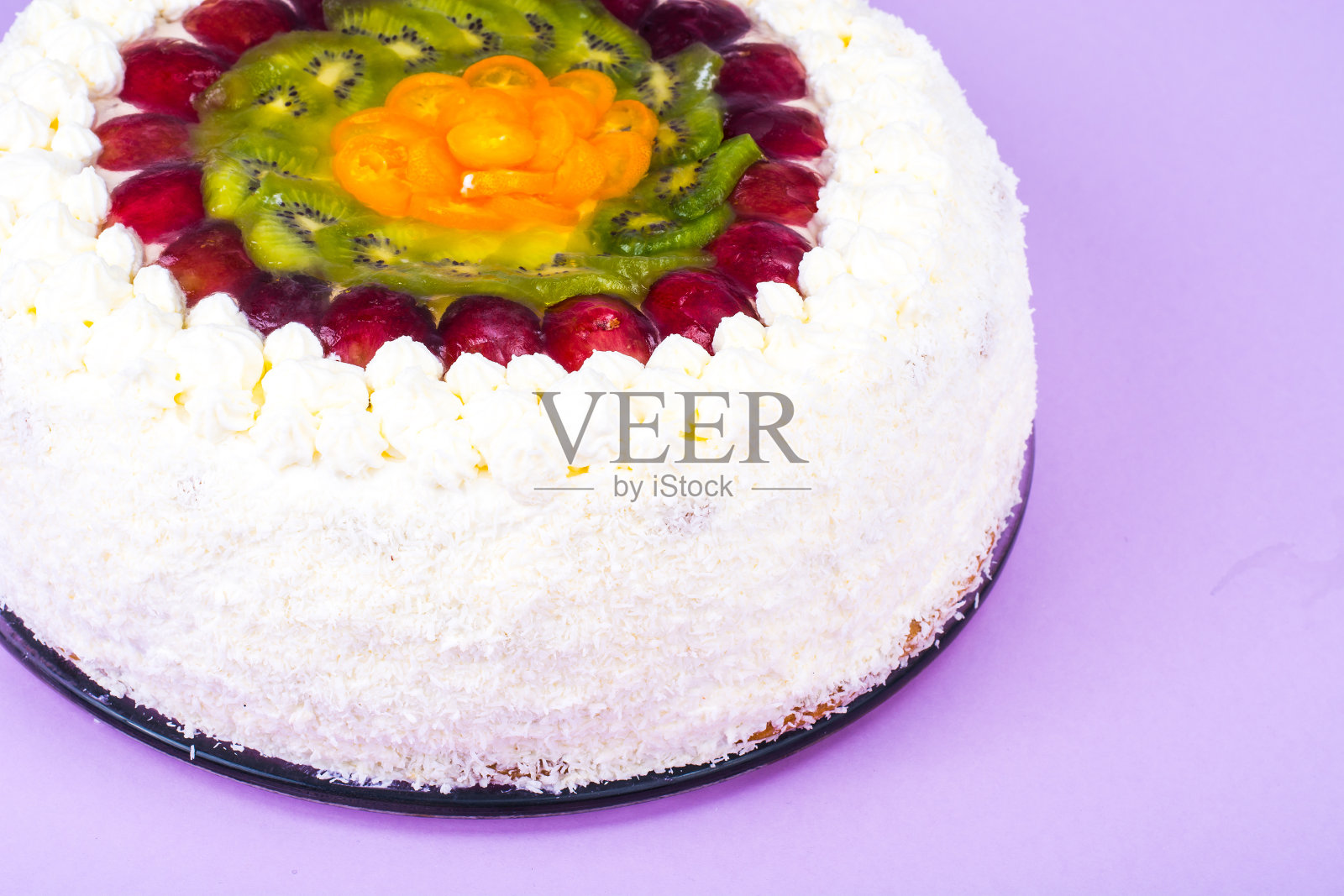 用鲜奶油和果冻水果装饰的自制节日蛋糕照片摄影图片