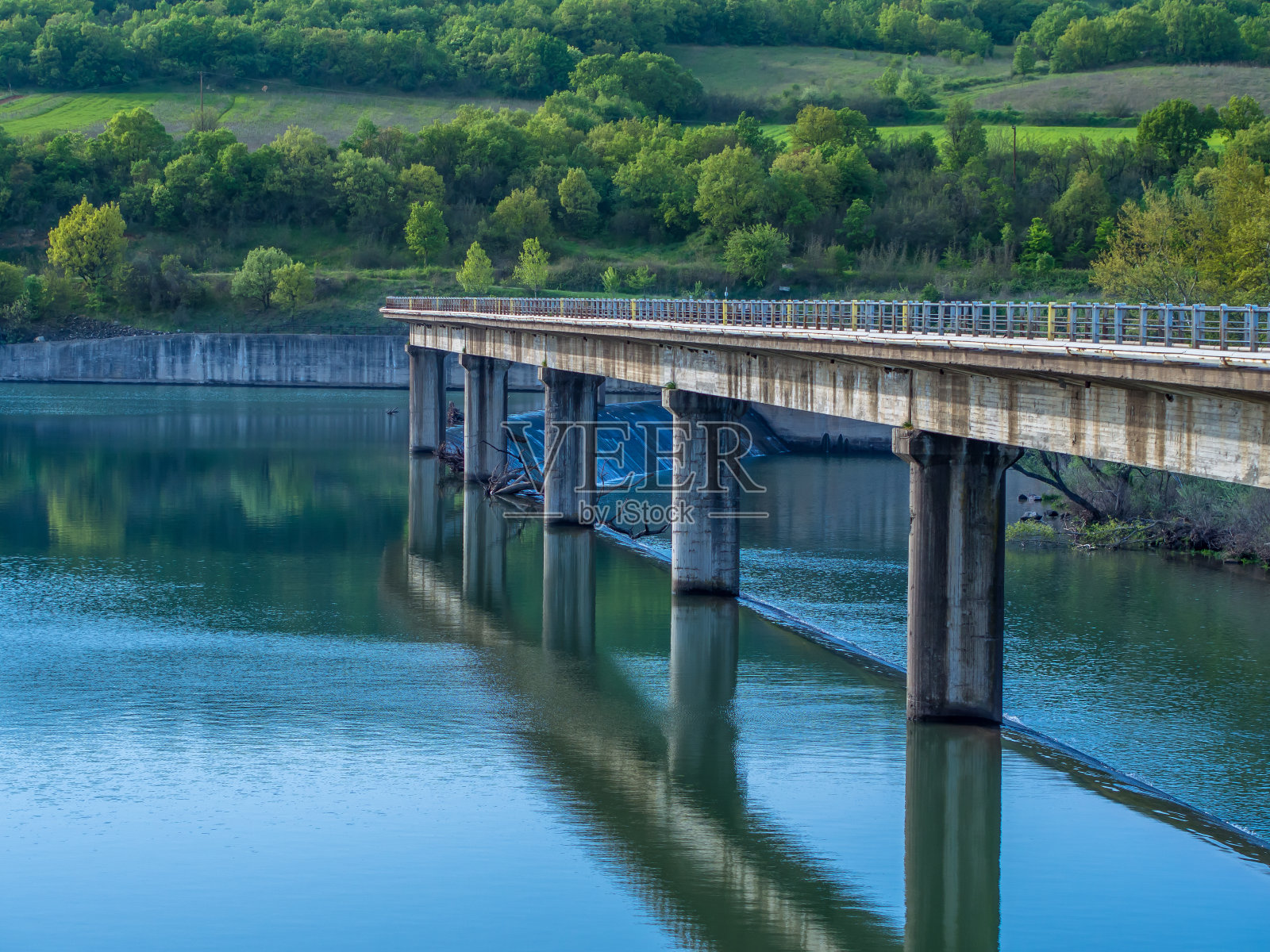 阿尔达斯河大坝桥的航拍照片摄影图片