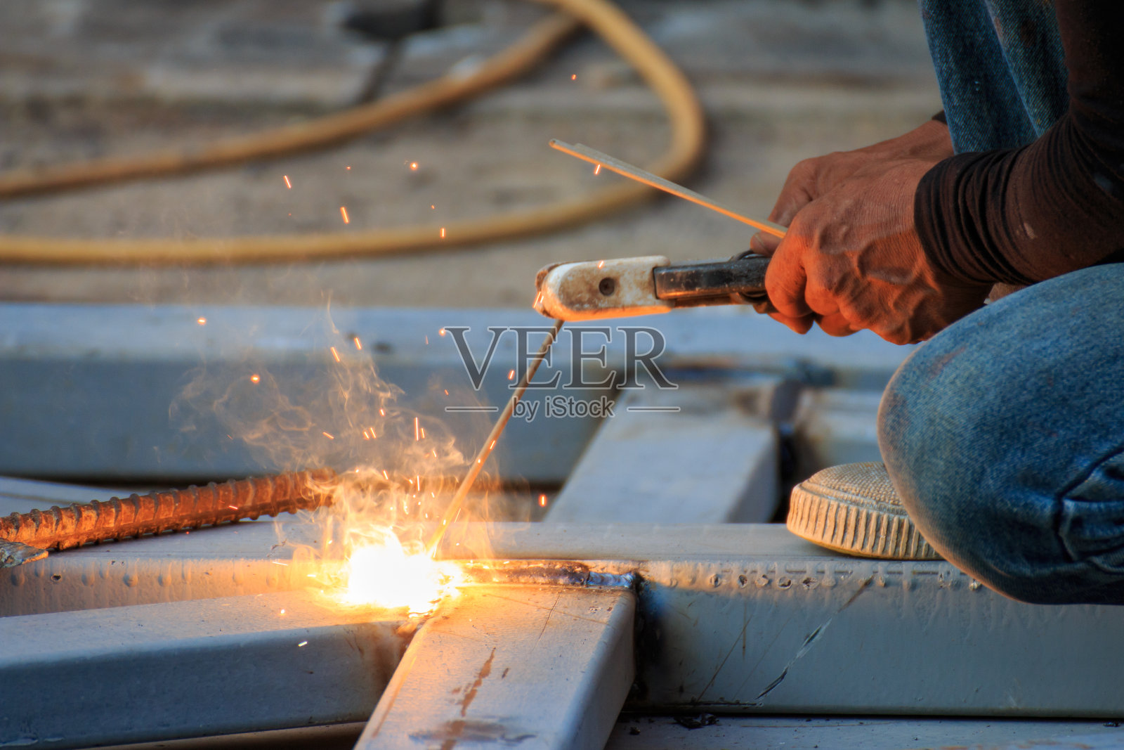 亚洲工人在焊接钢材时产生火花照片摄影图片