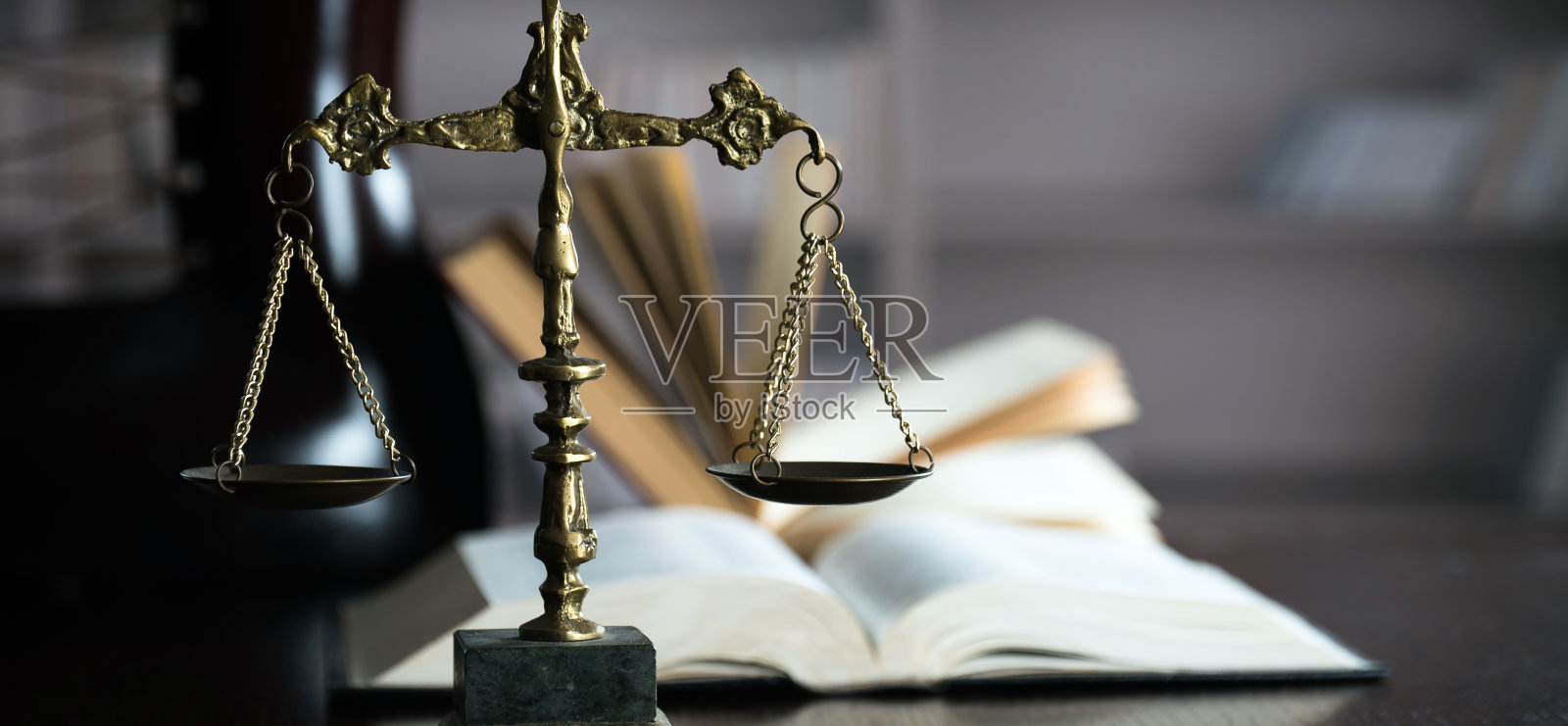 法律与公正的象征,法律与公正的概念,正义天平、法槌和书籍照片摄影图片