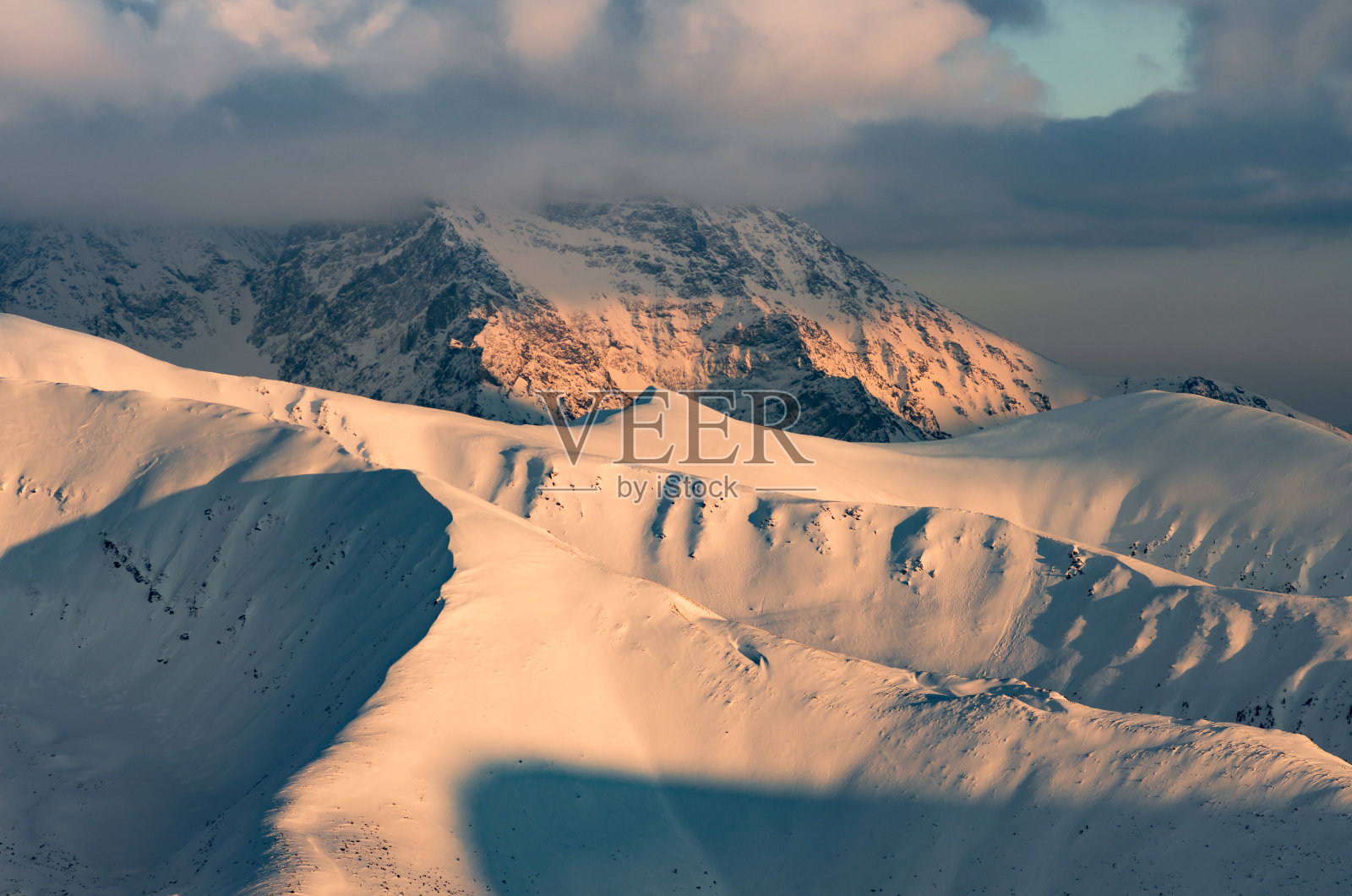 冬天的日落在塔特拉山脉,风景克里万,斯洛伐克照片摄影图片