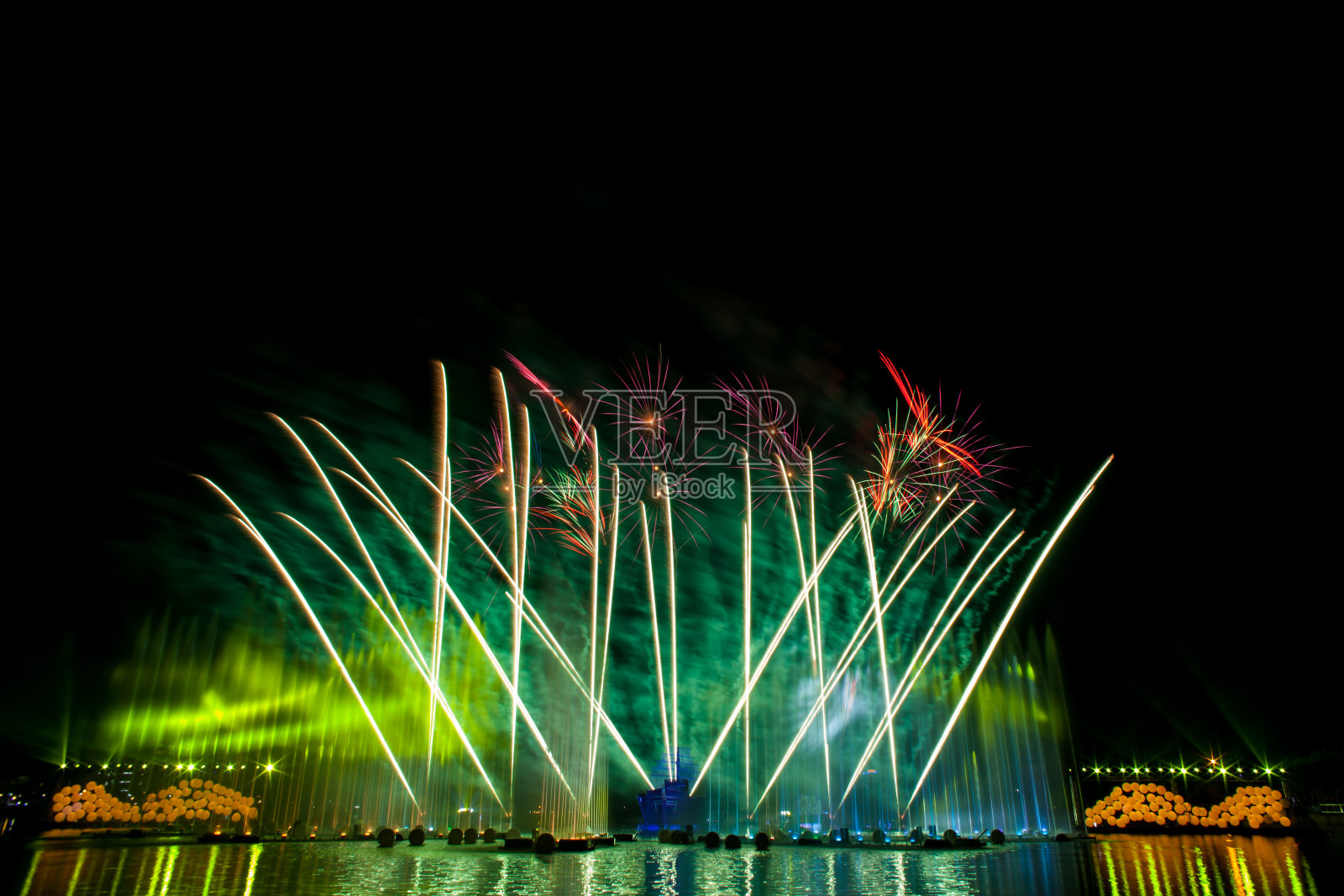 美丽的烟花在夜空中。照片摄影图片