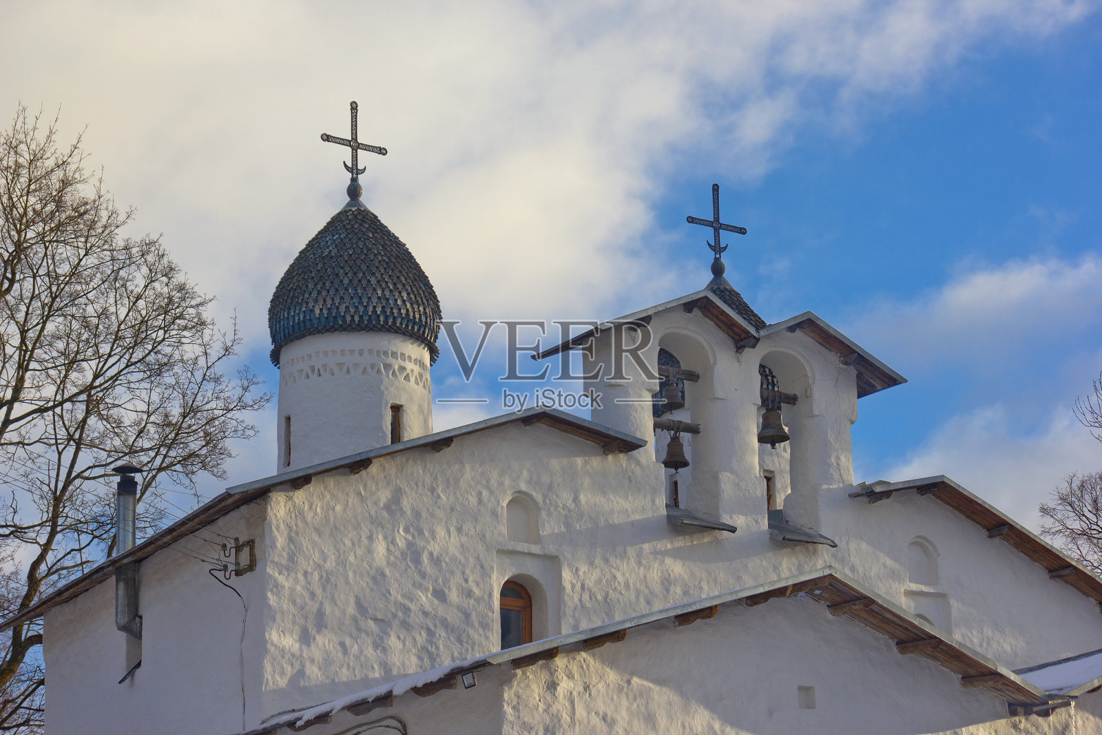 俄罗斯普斯科夫旧东正教教堂的圆顶和钟楼照片摄影图片